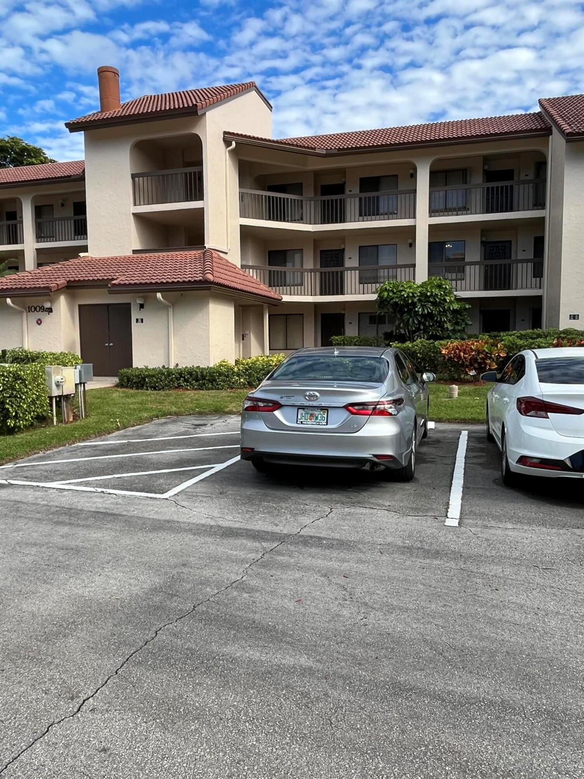 Fabulous rental with. serene water view. Relax on the back glass/screened porch, Updated kitchen and bathrooms.Washer and dryer in bathroom for easy access. Cable, HBO and internet are included in rental price. Great first floor unit.