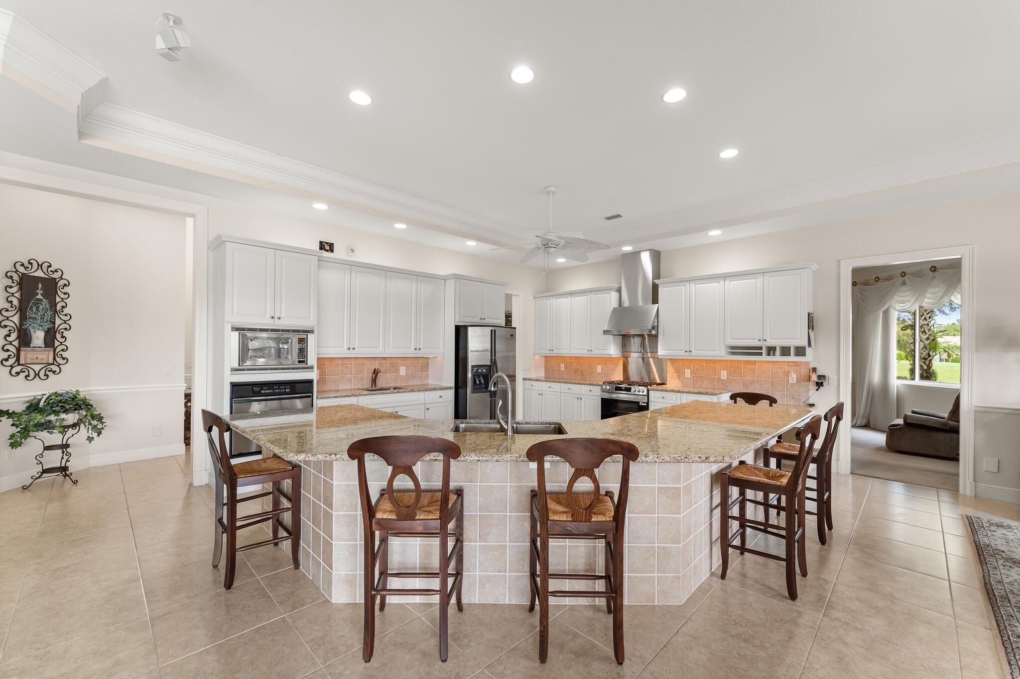 COUNTRY CLUB ESTATES - Residential
