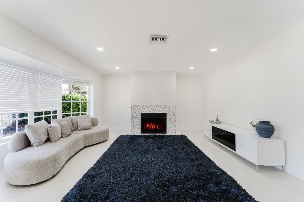 Photo of 3199 NE 6 Drive, Boca Raton, FL 33432 (MLS # R11148172)