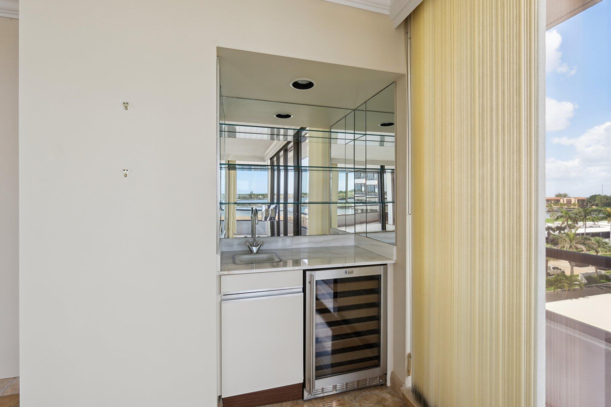 OLD PORT COVE LAKE POINT TOWER CONDO - Residential