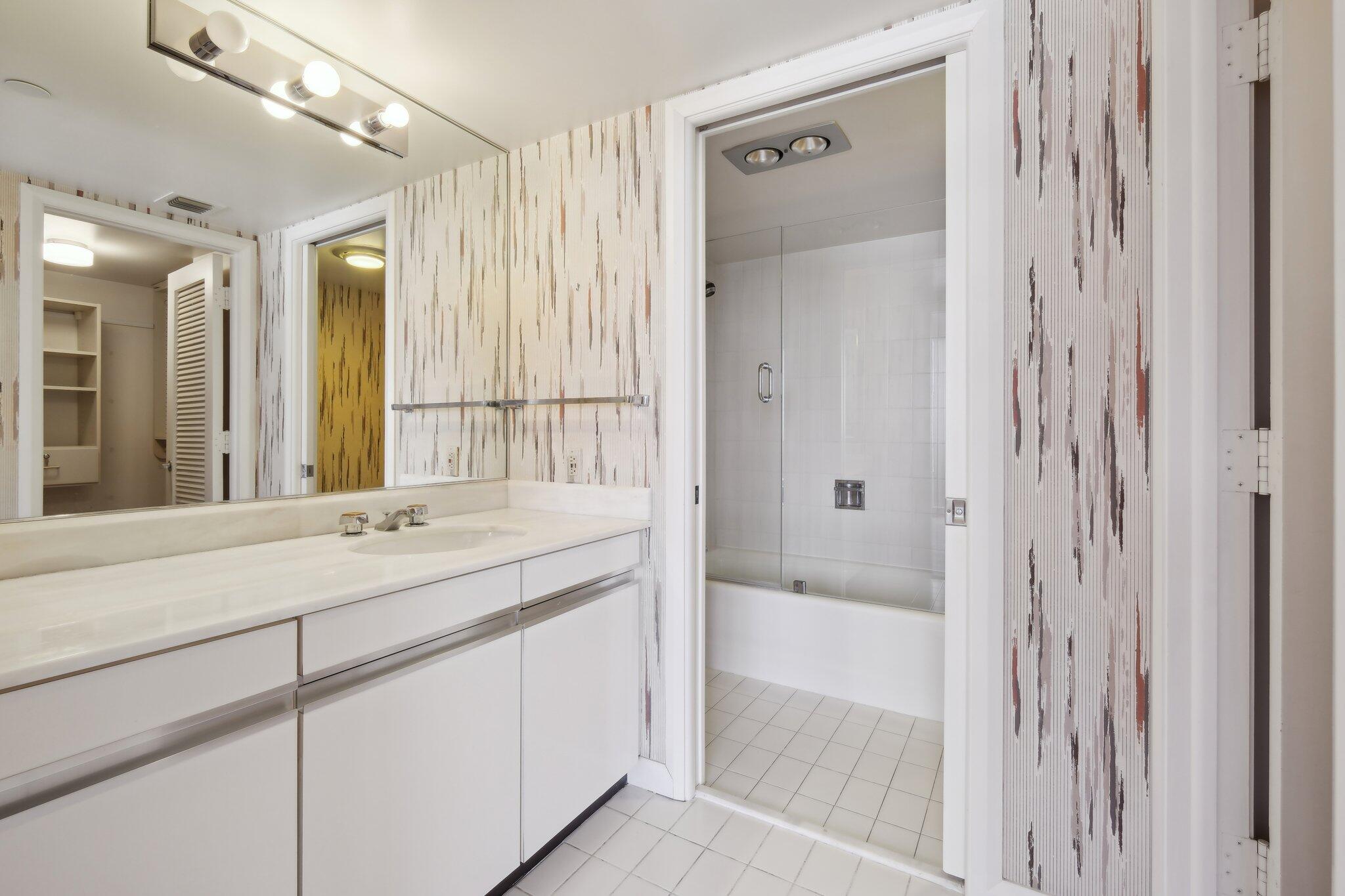 OLD PORT COVE LAKE POINT TOWER CONDO - Residential