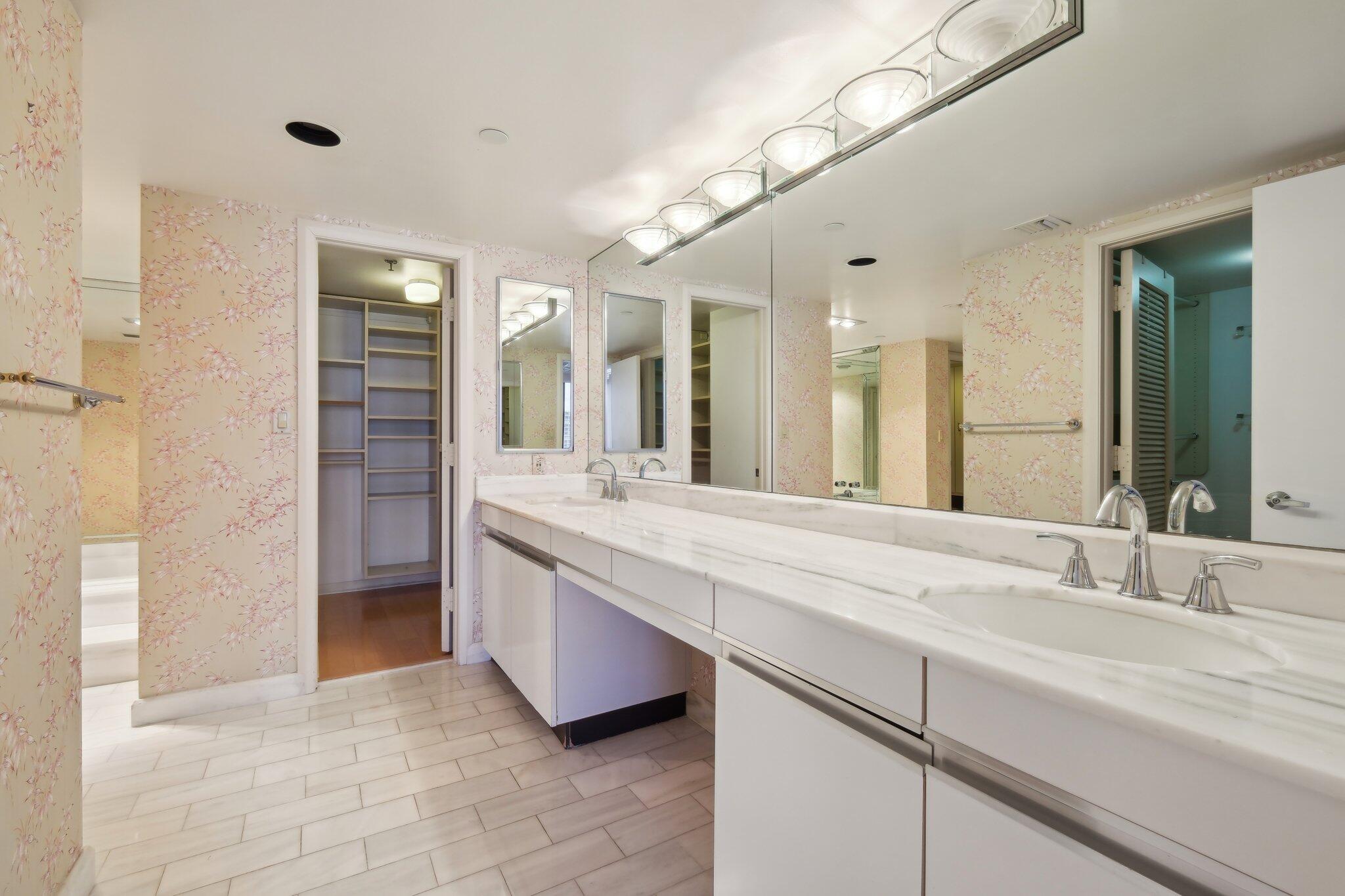 OLD PORT COVE LAKE POINT TOWER CONDO - Residential