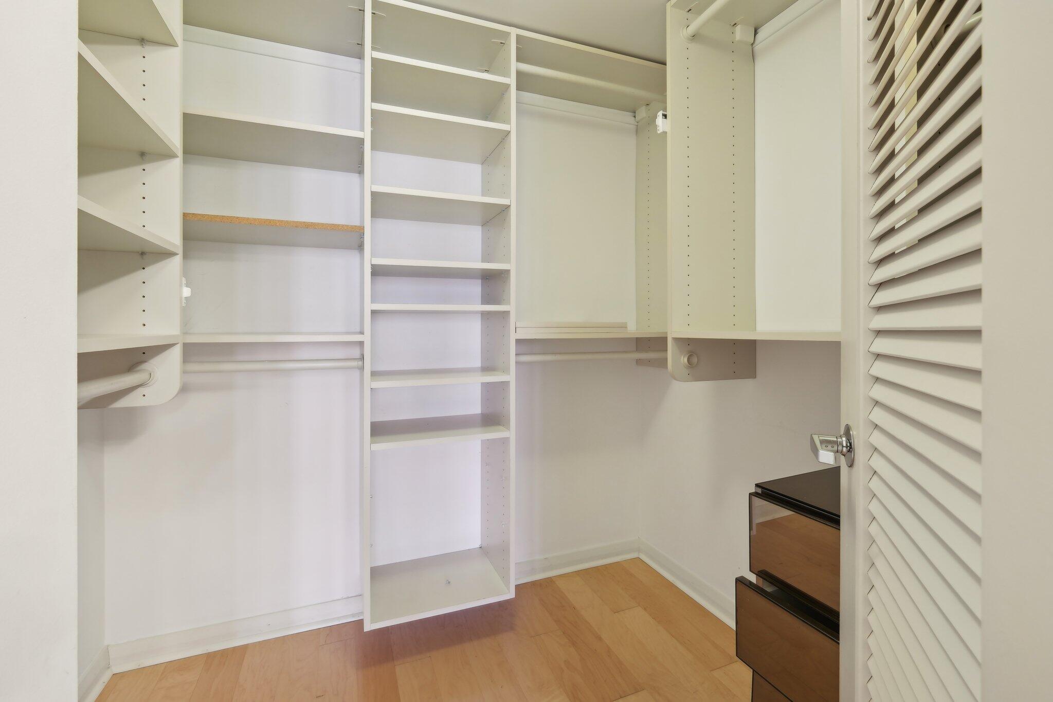 OLD PORT COVE LAKE POINT TOWER CONDO - Residential