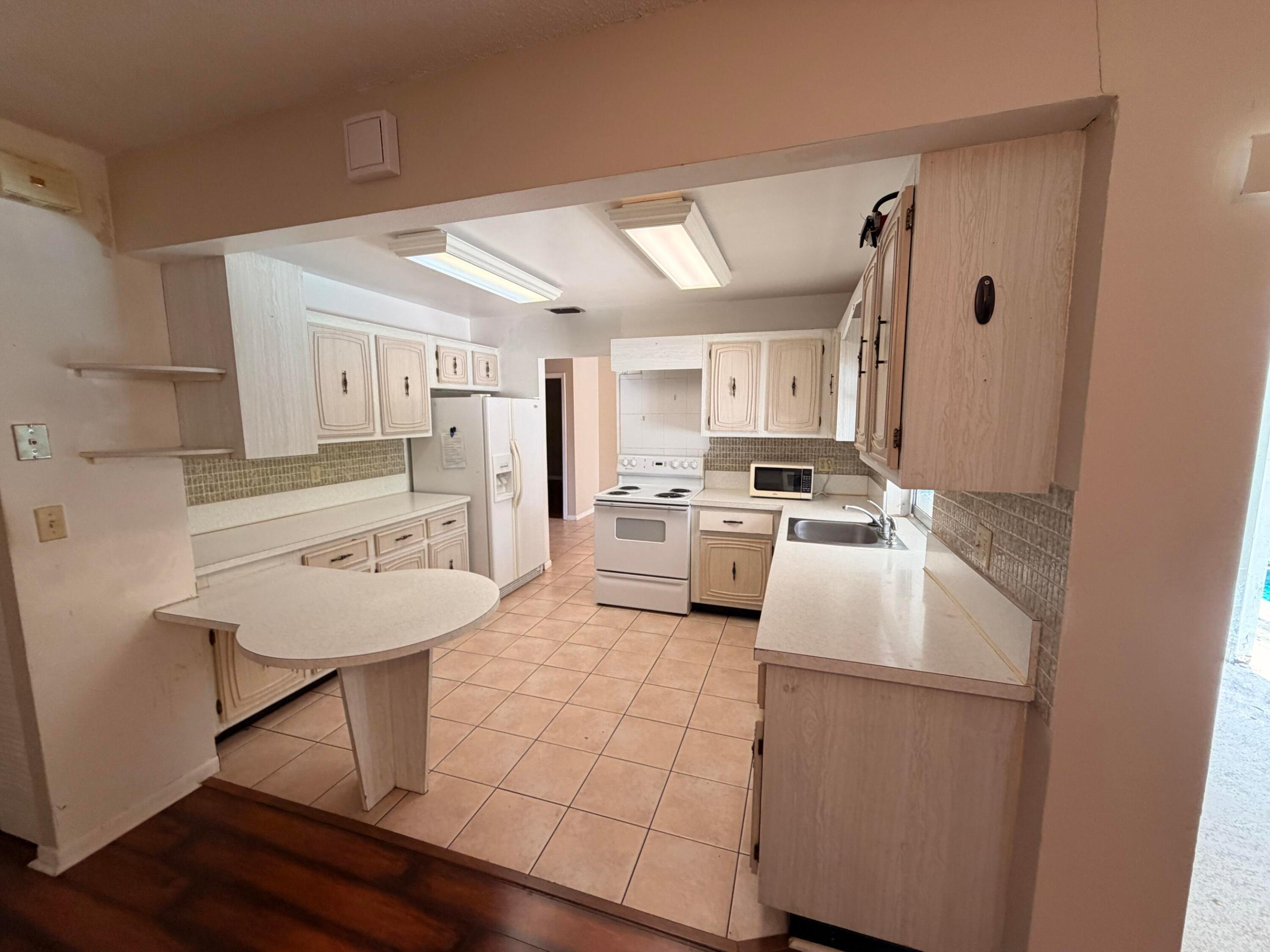 ARROWHEAD GOLF & TENNIS CLUB - Residential