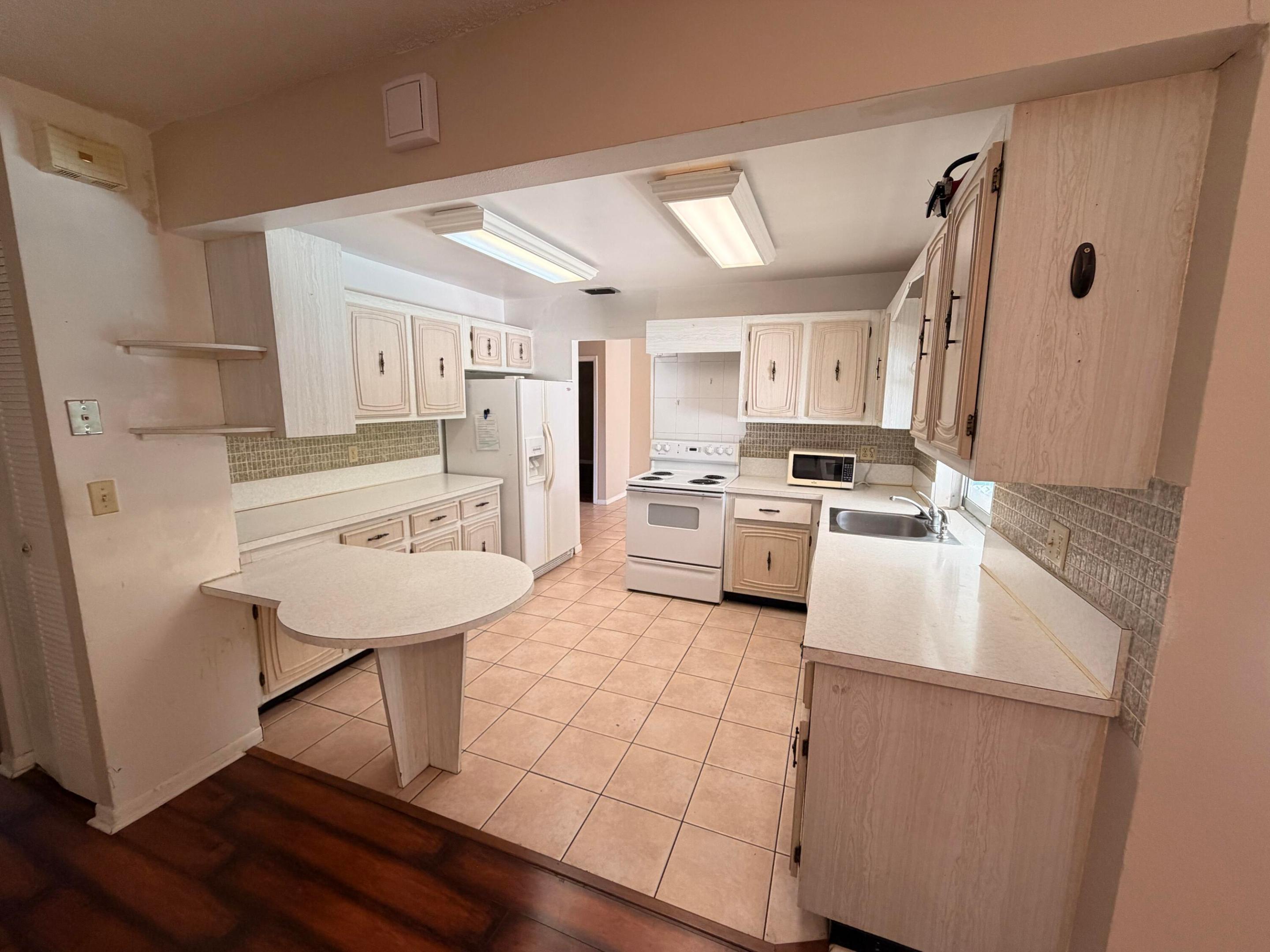 ARROWHEAD GOLF & TENNIS CLUB - Residential