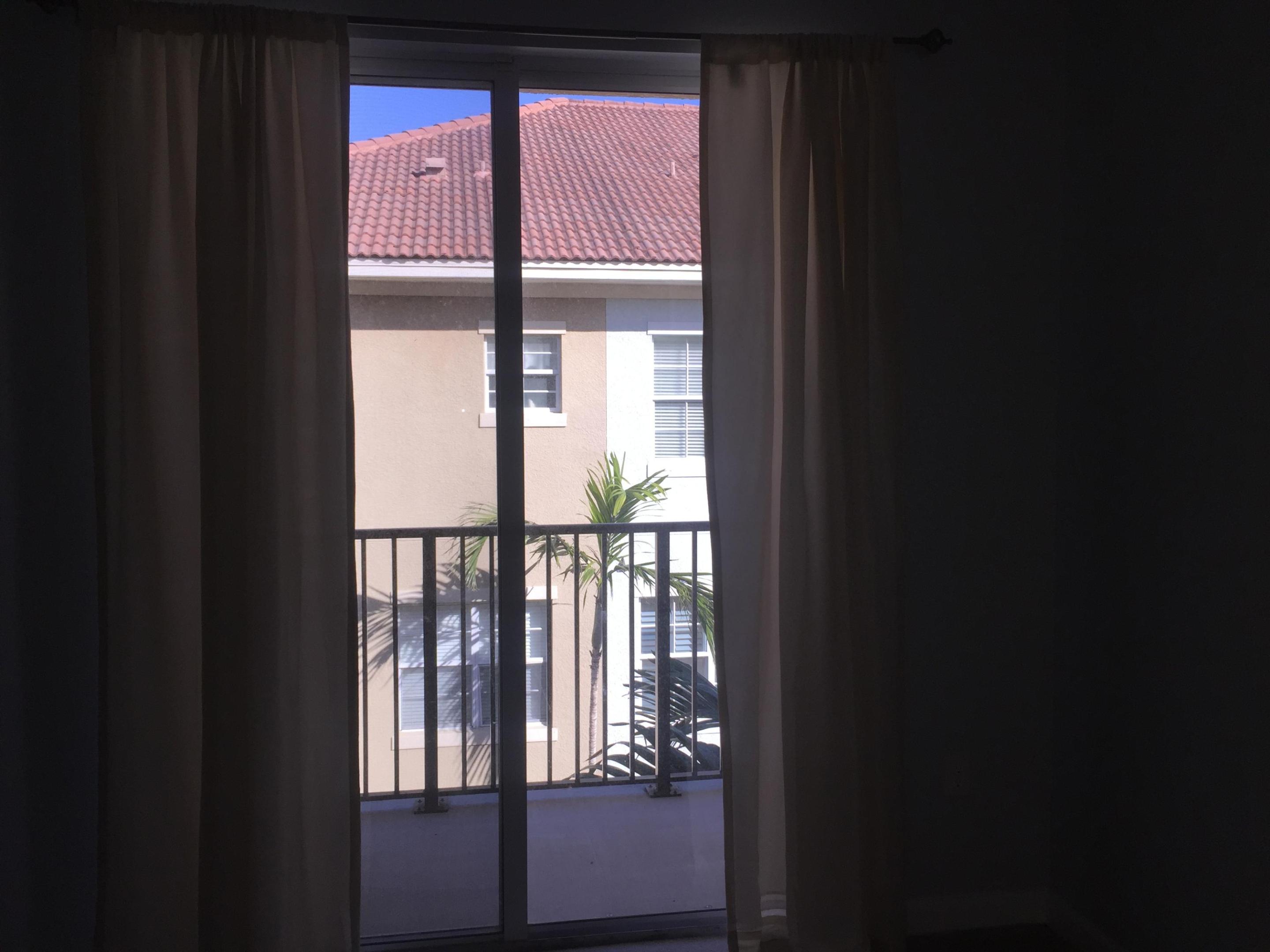 HARBOUR OAKS - Residential Lease