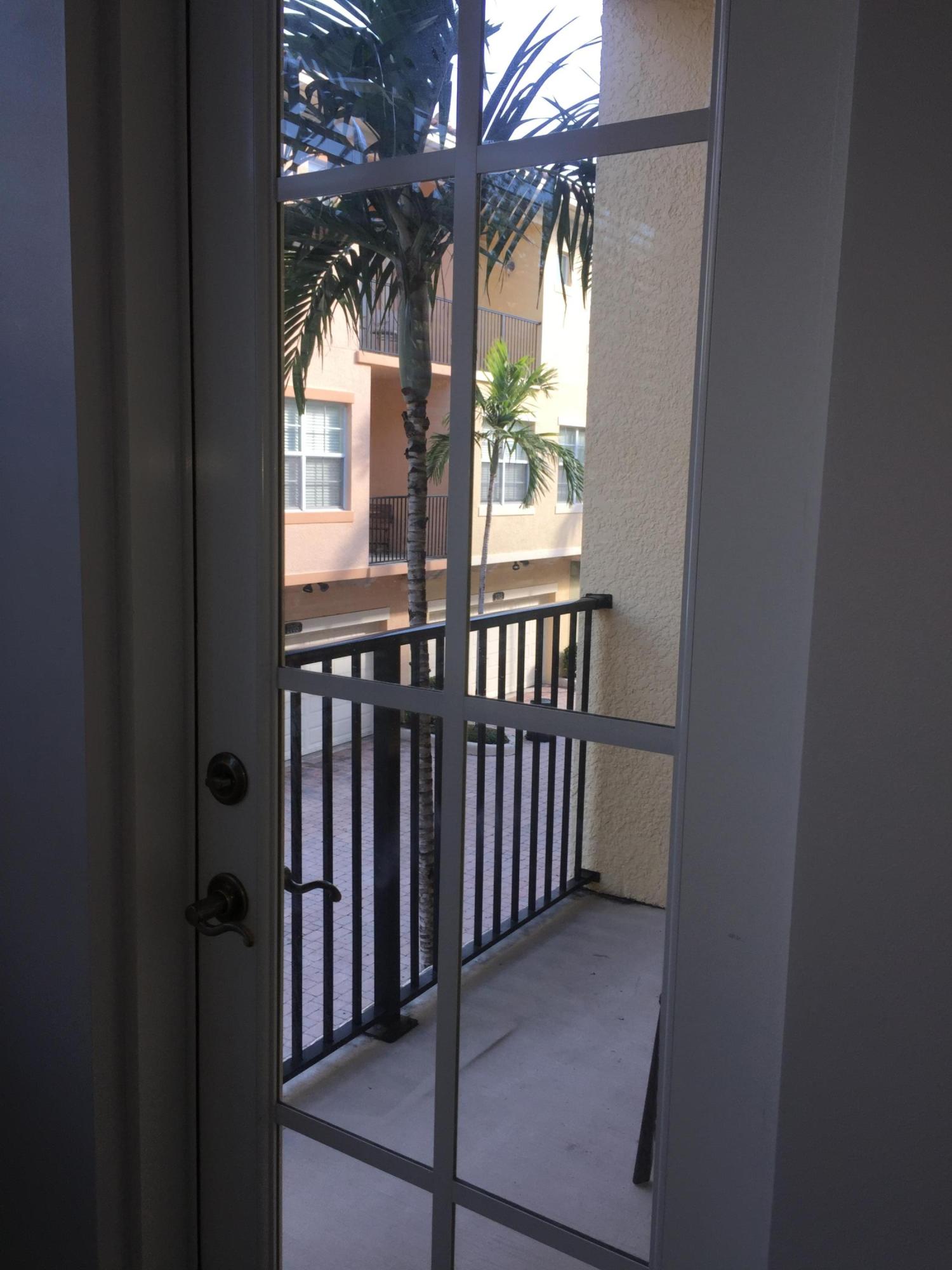 HARBOUR OAKS - Residential Lease