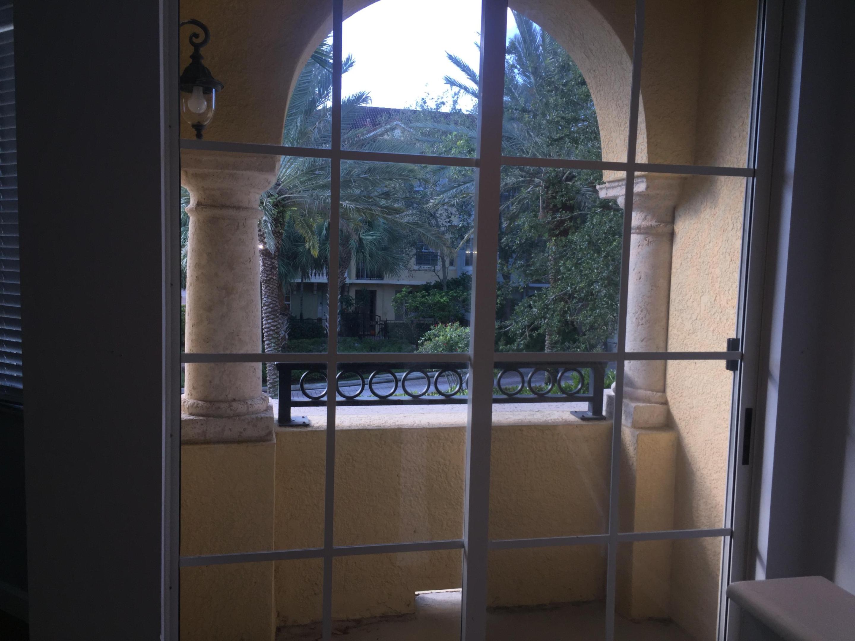 HARBOUR OAKS - Residential Lease