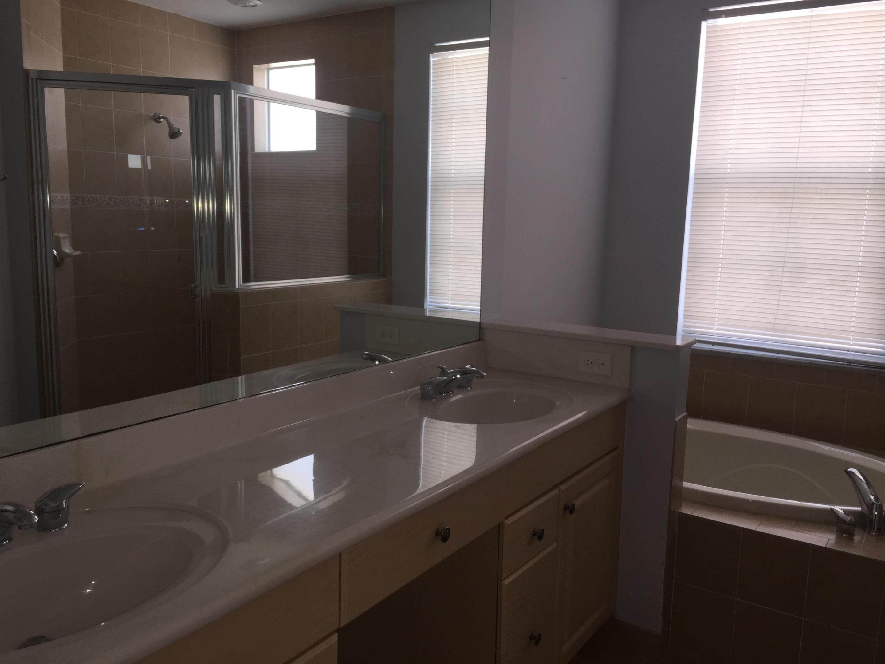 HARBOUR OAKS - Residential Lease