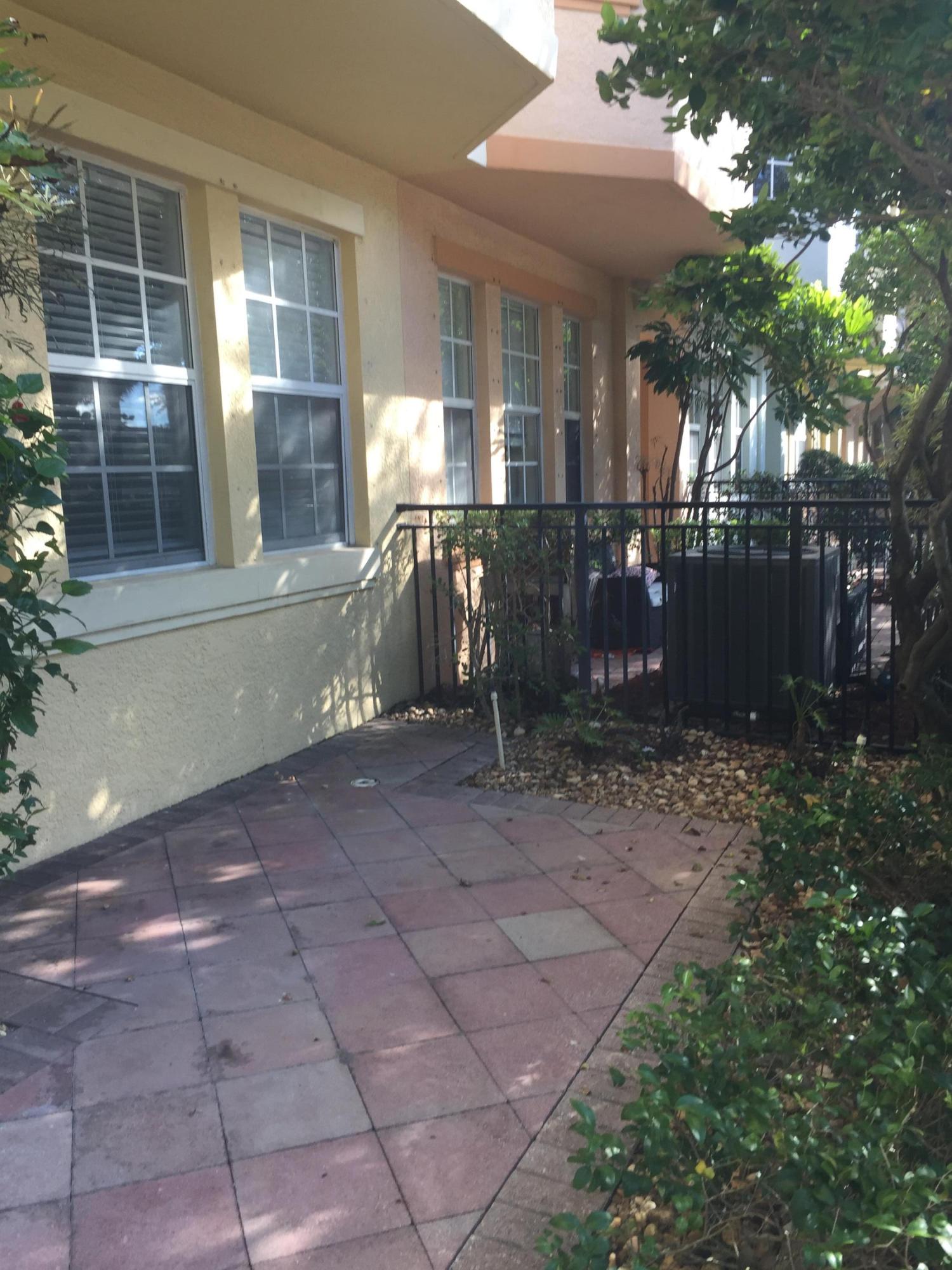 HARBOUR OAKS - Residential Lease