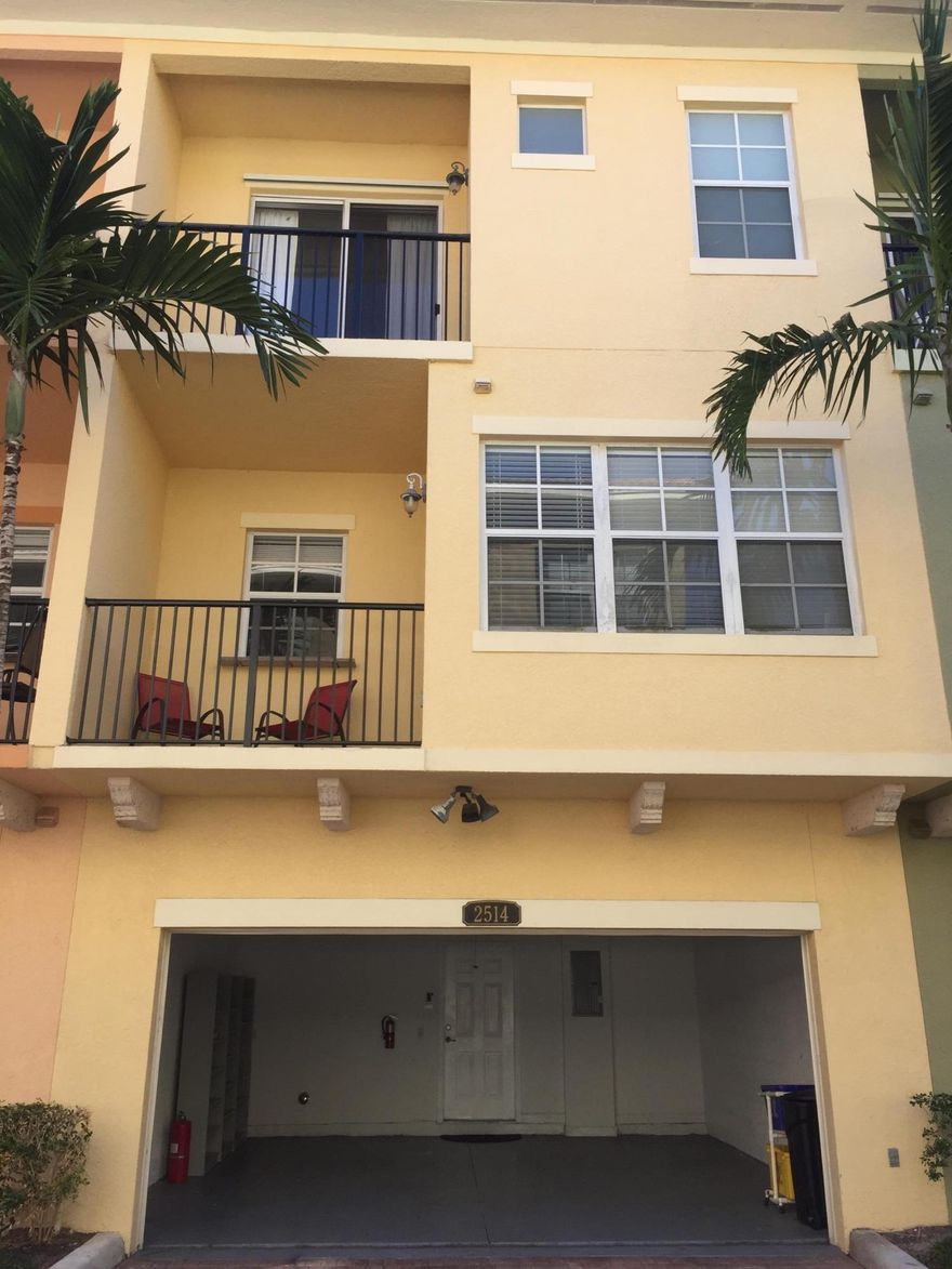 2 Bedrooms plus a Den.
Super clean, gorgeous community of Harbor Oaks, with excellent amenities, gated community, and super close proximity to the entrance for easy in and out travels! 3 story, tile and wood flooring throughout,Carpet in stairs and bedrooms. large light and bright living areas, walk in closets and so much more!