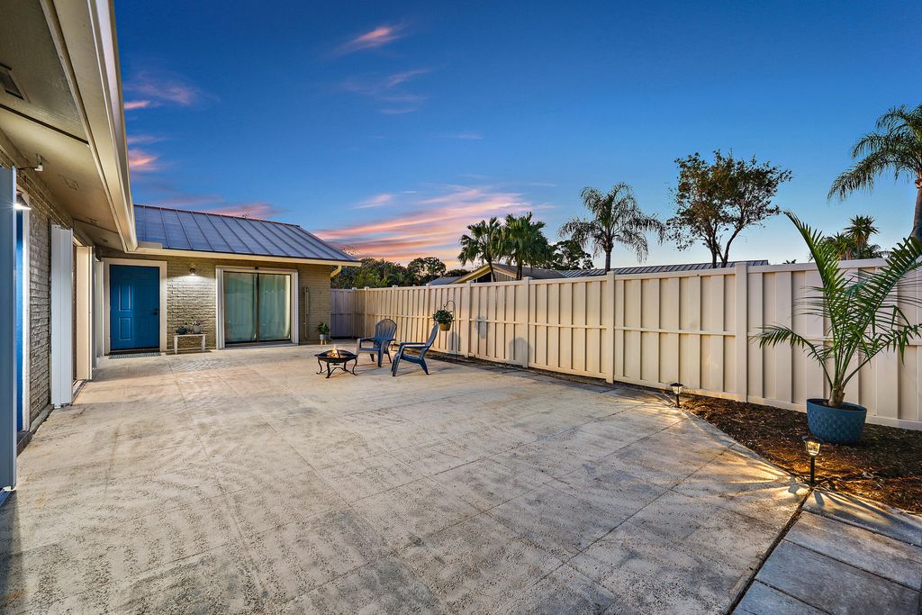 Photo of 5537 Eagle Lake Drive, Palm Beach Gardens, FL 33418 (MLS # B26006648)