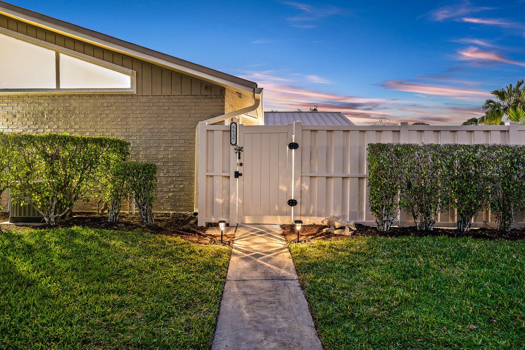 Photo of 5537 Eagle Lake Drive, Palm Beach Gardens, FL 33418 (MLS # B26006648)