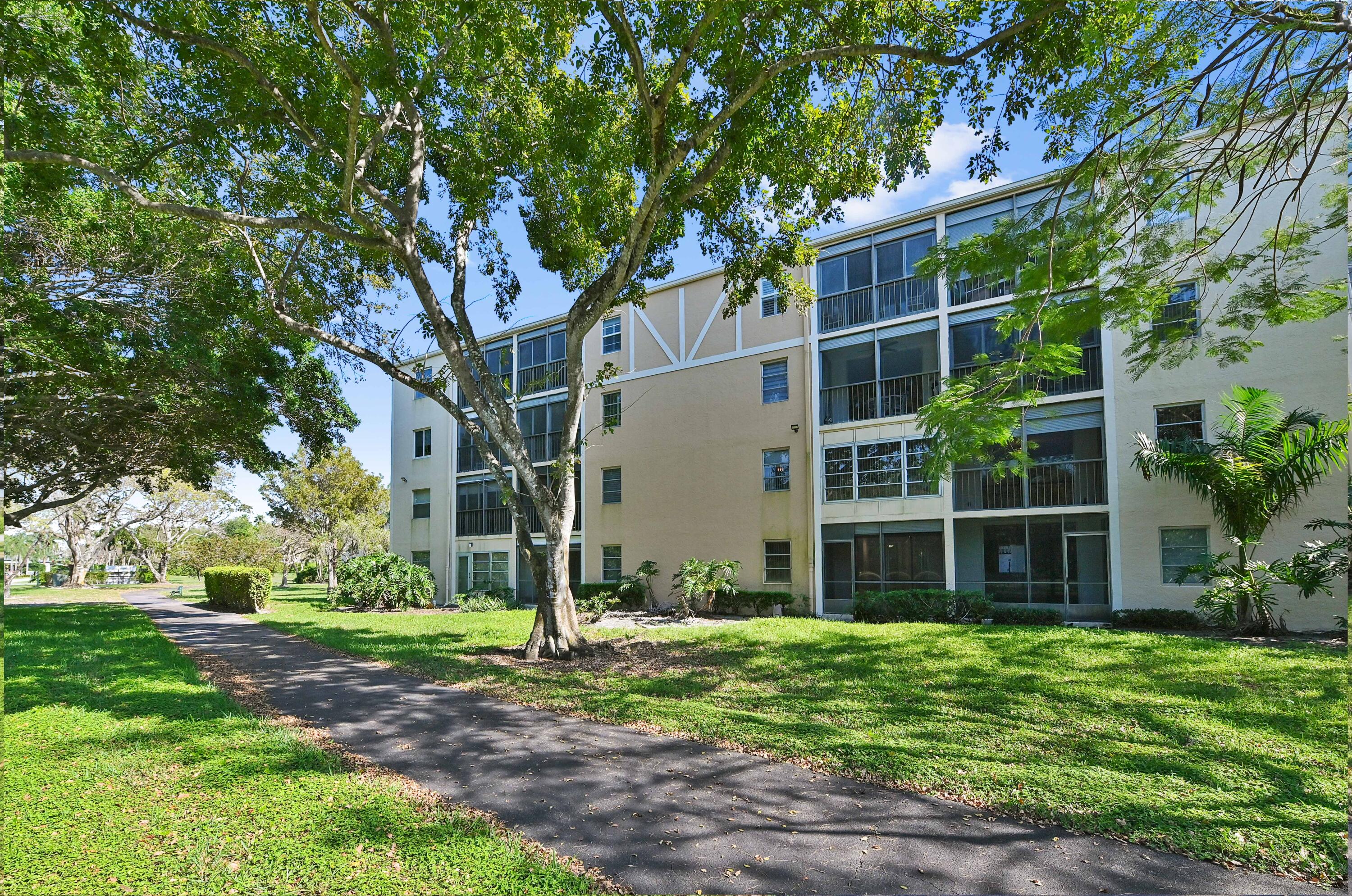 HUNTINGTON LAKES - Residential