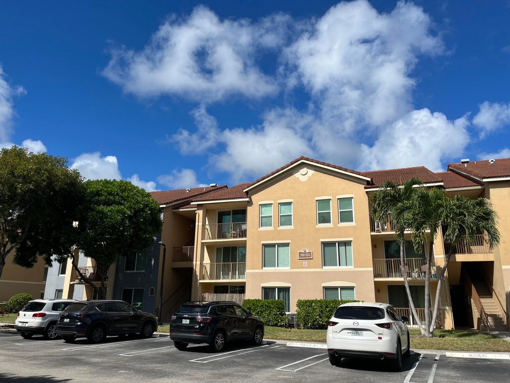 Photo of 904 Villa Circle, Boynton Beach, FL 33435 (MLS # R10940787)