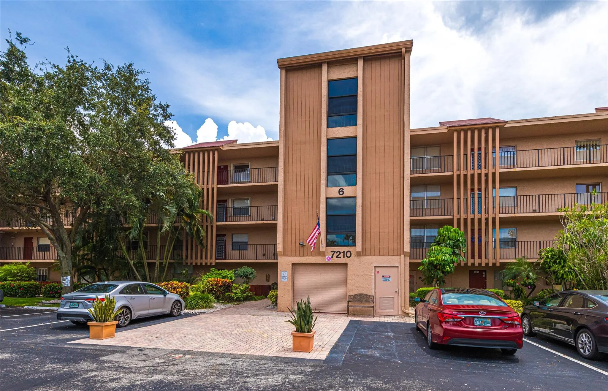 7210 Lake Circle Dr Unit 204