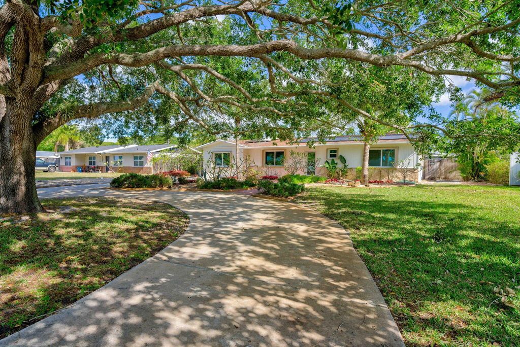 Photo of 1437 SE 13th Street, Stuart, FL 34996 (MLS # R10978656)
