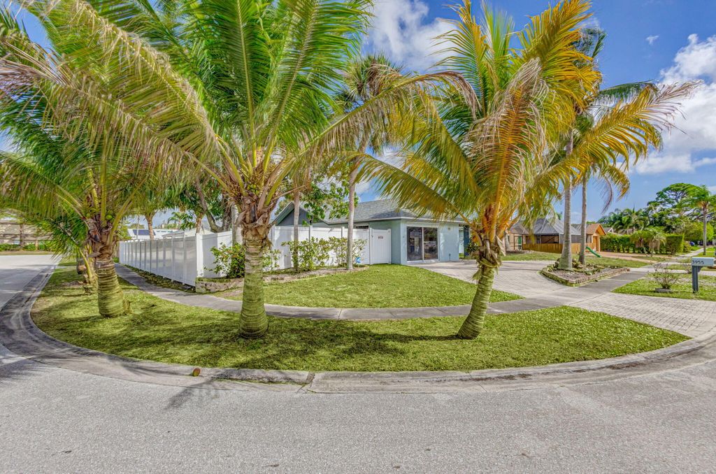Photo of 3955 Greenfield Ct, Boynton Beach, FL 33436 (MLS # R11062583)