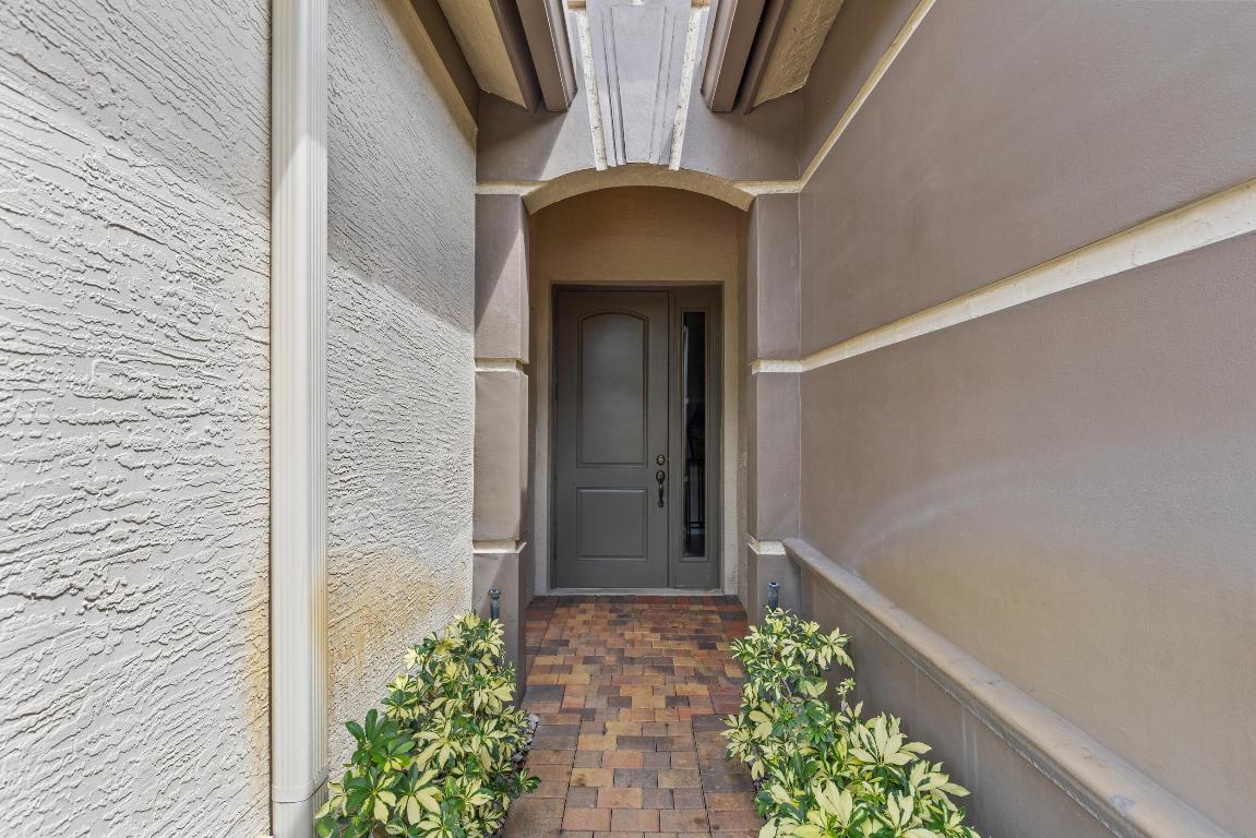 9513 Isles Cay Drive