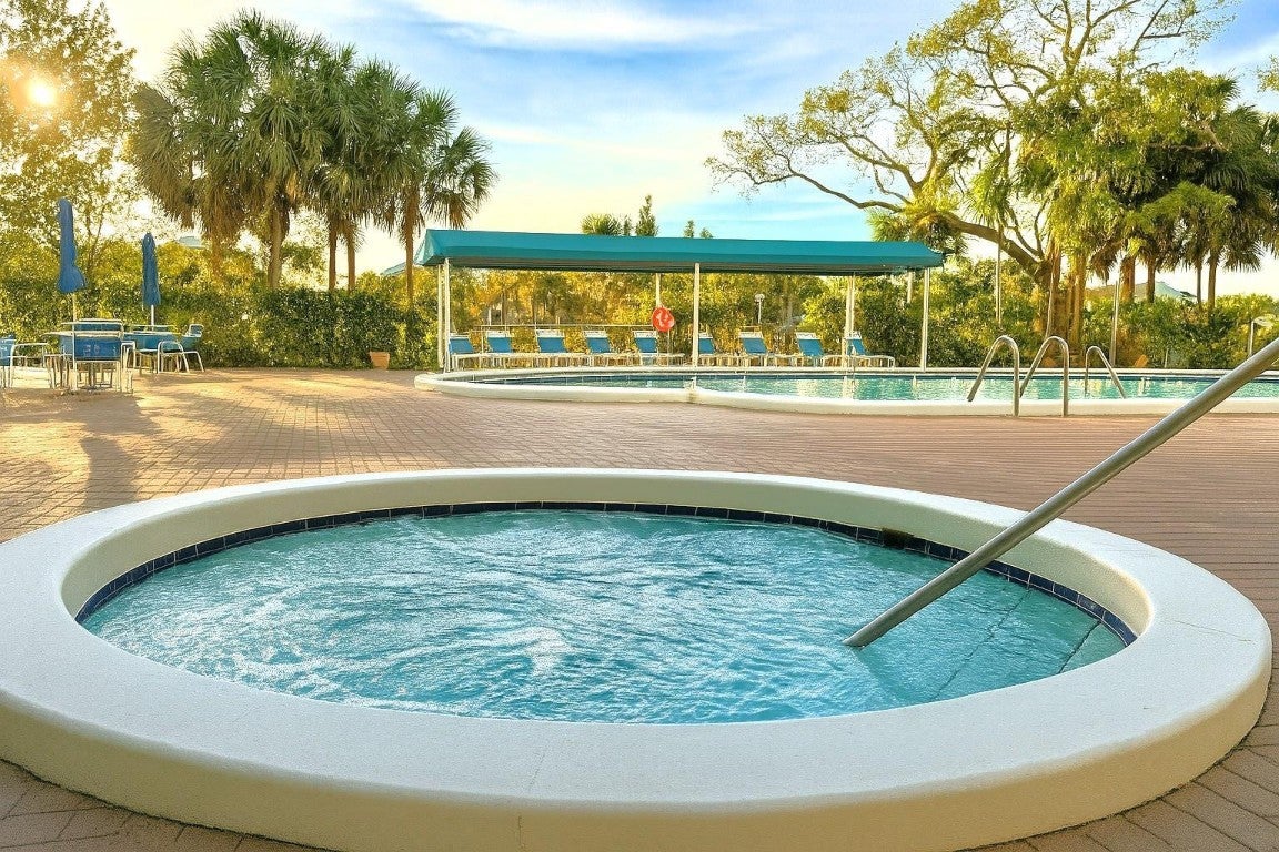 4001 Hillcrest Drive 407, Hollywood FL 33021