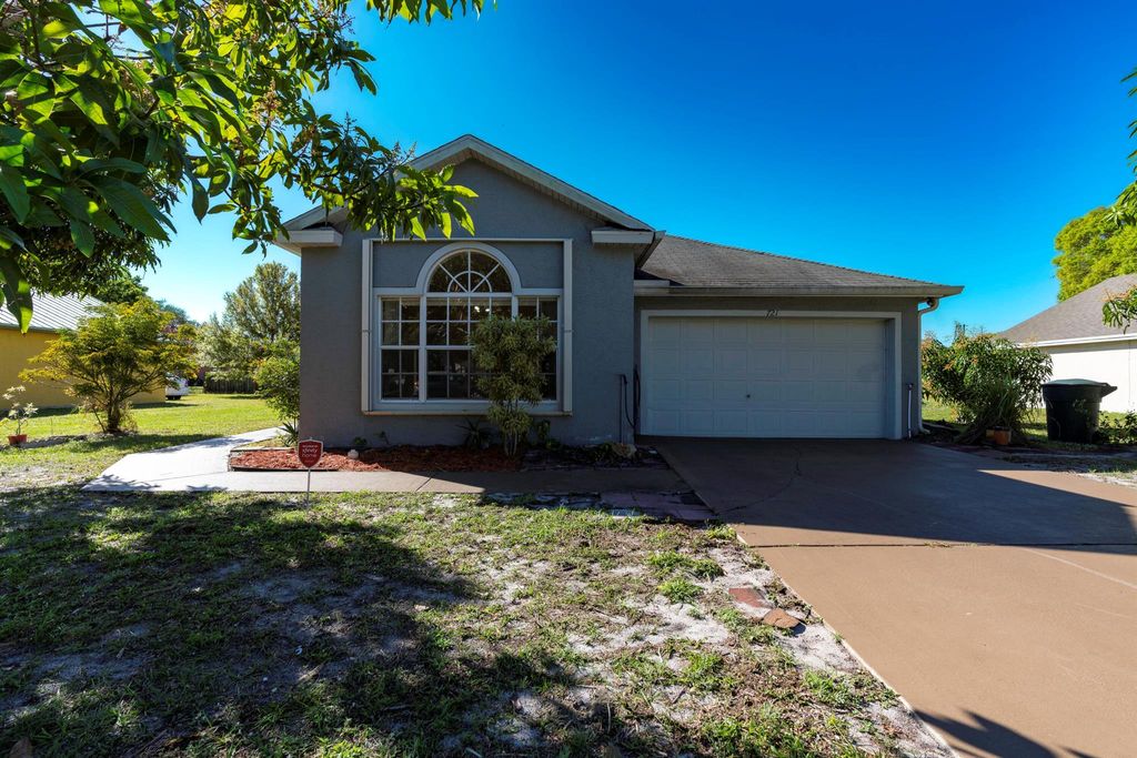 Photo of 721 Roselyn Avenue, Fort Pierce, FL 34982 (MLS # R10962043)