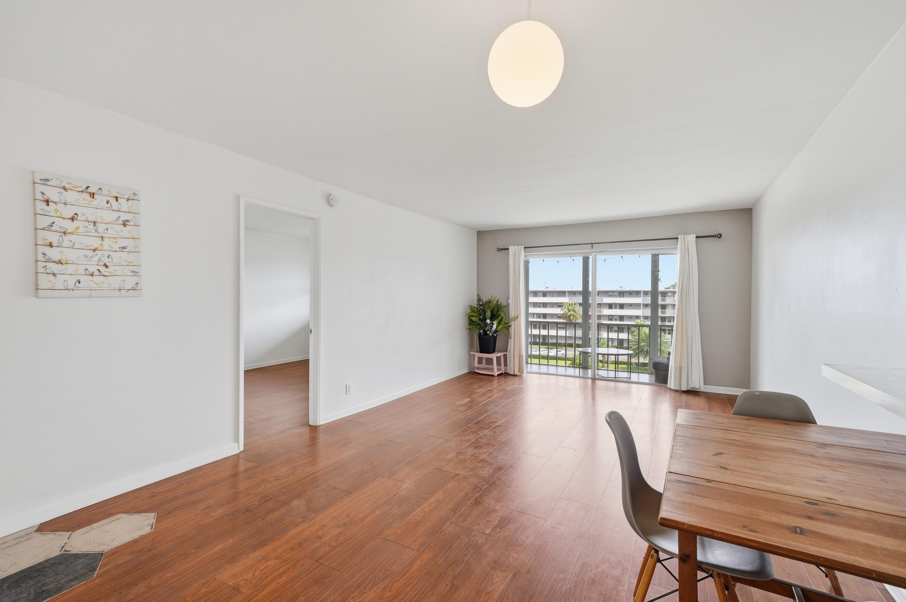 HILLCREST COUNTRY CLUB APTS - Residential Lease