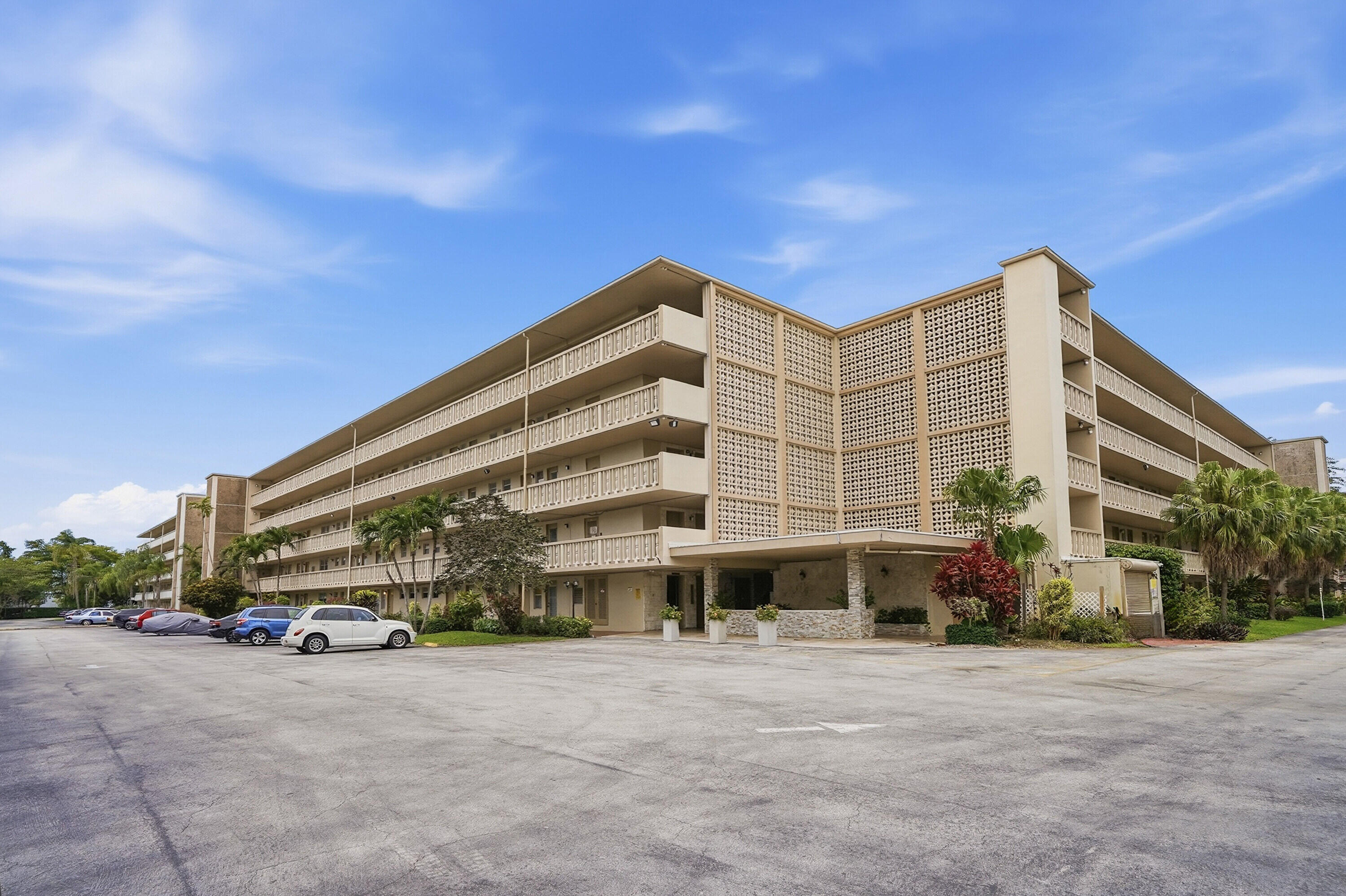 HILLCREST COUNTRY CLUB APTS - Residential Lease