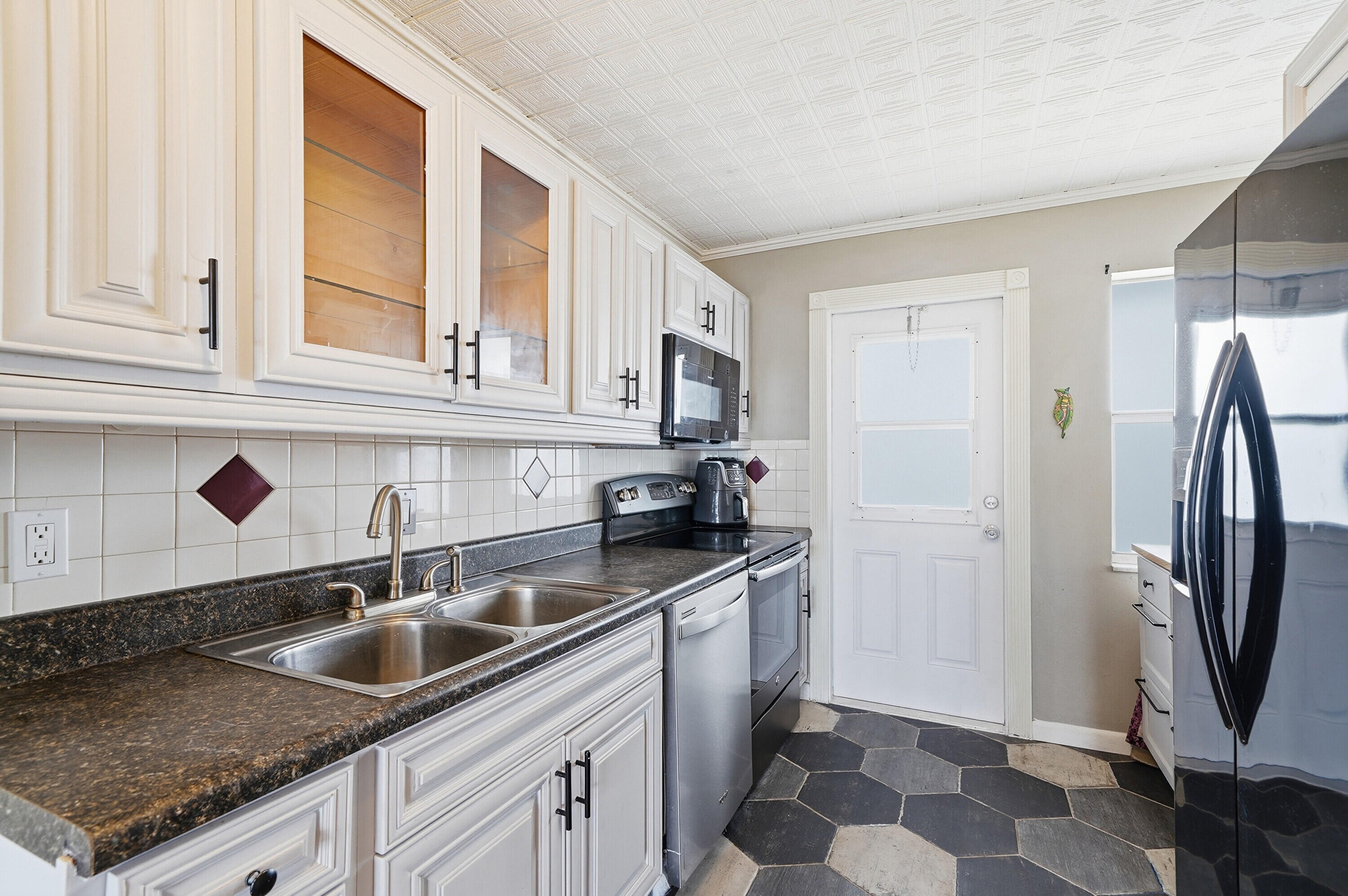 HILLCREST COUNTRY CLUB APTS - Residential Lease