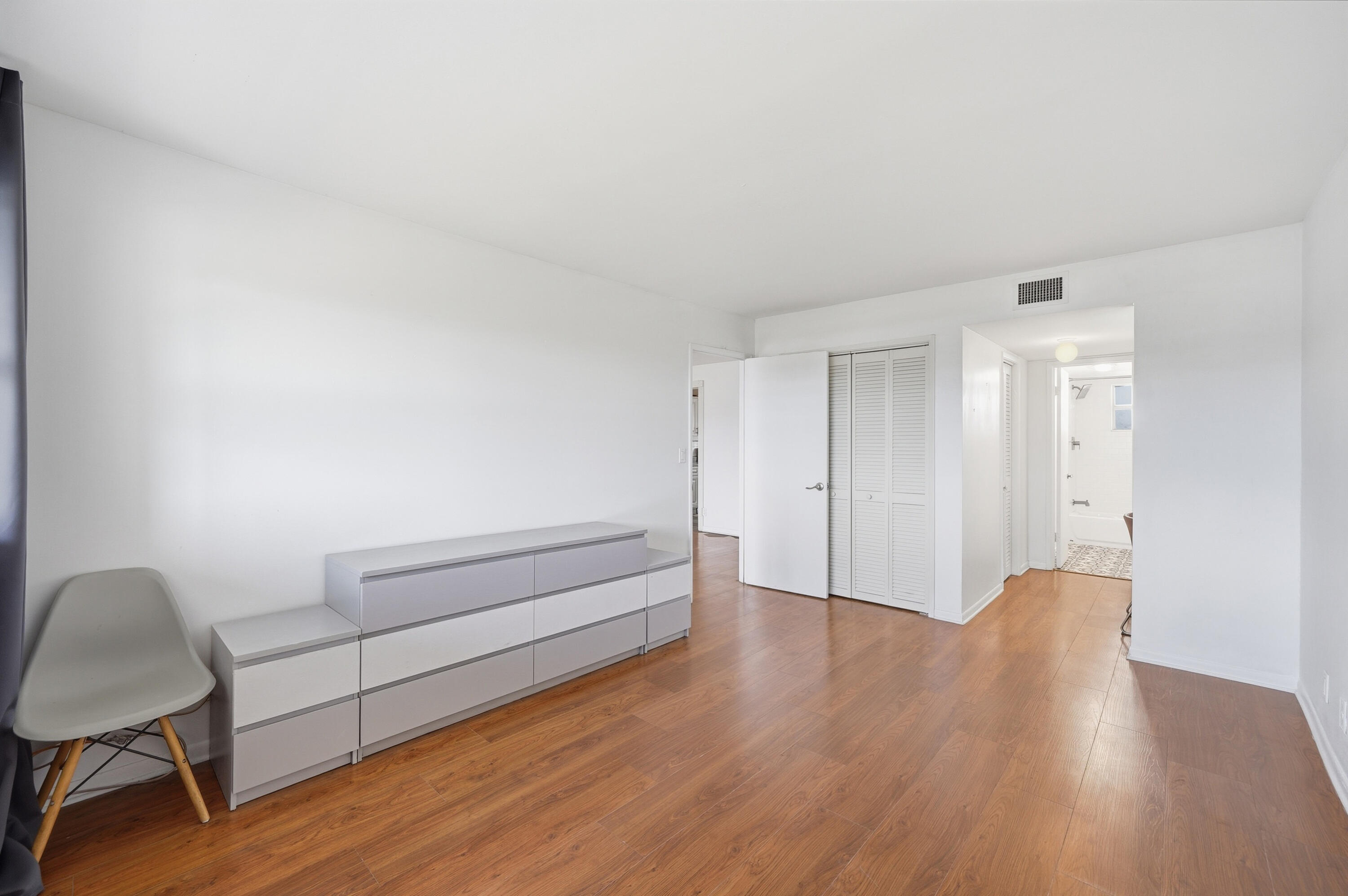 HILLCREST COUNTRY CLUB APTS - Residential Lease