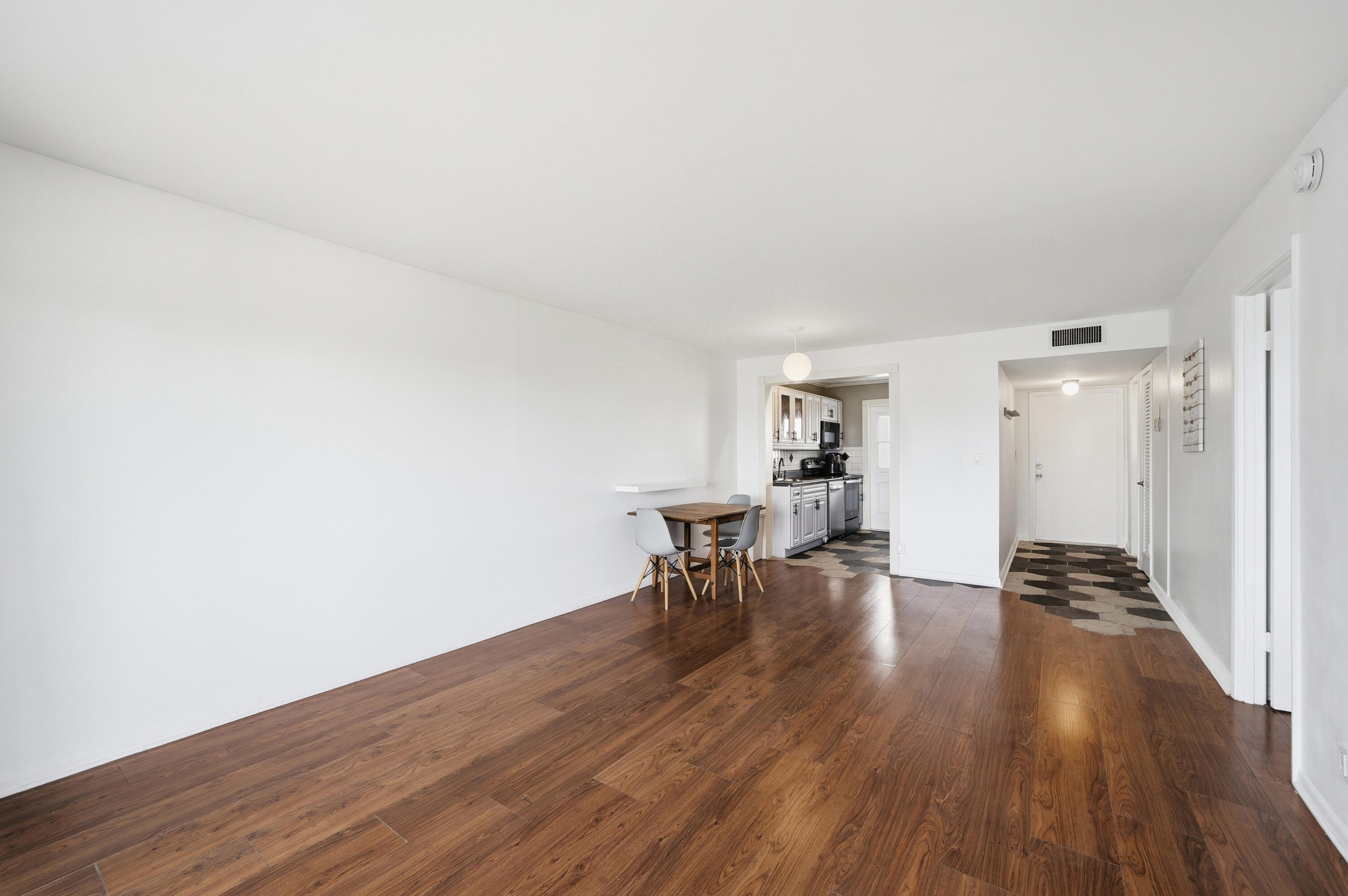HILLCREST COUNTRY CLUB APTS - Residential Lease