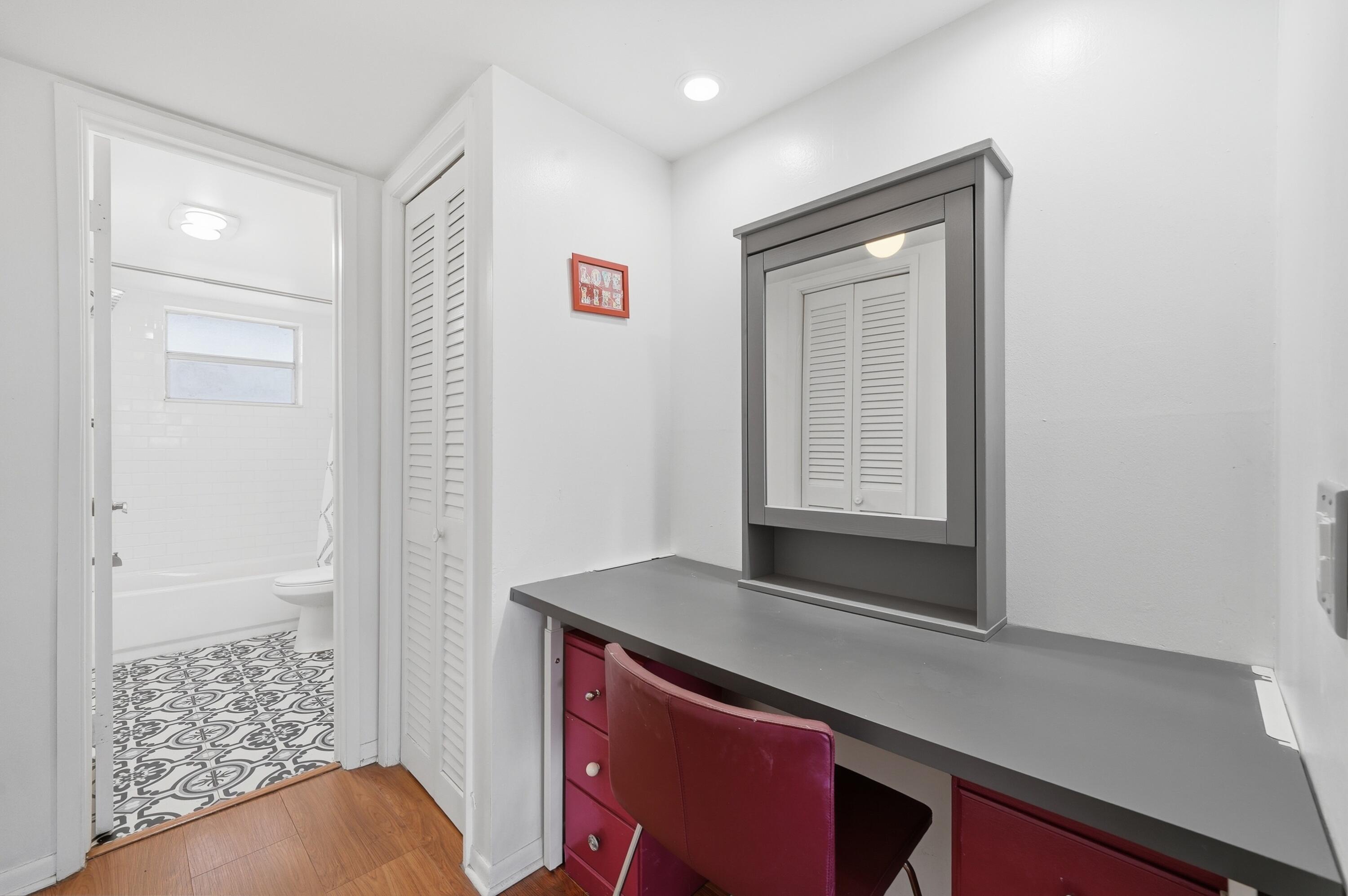 HILLCREST COUNTRY CLUB APTS - Residential Lease