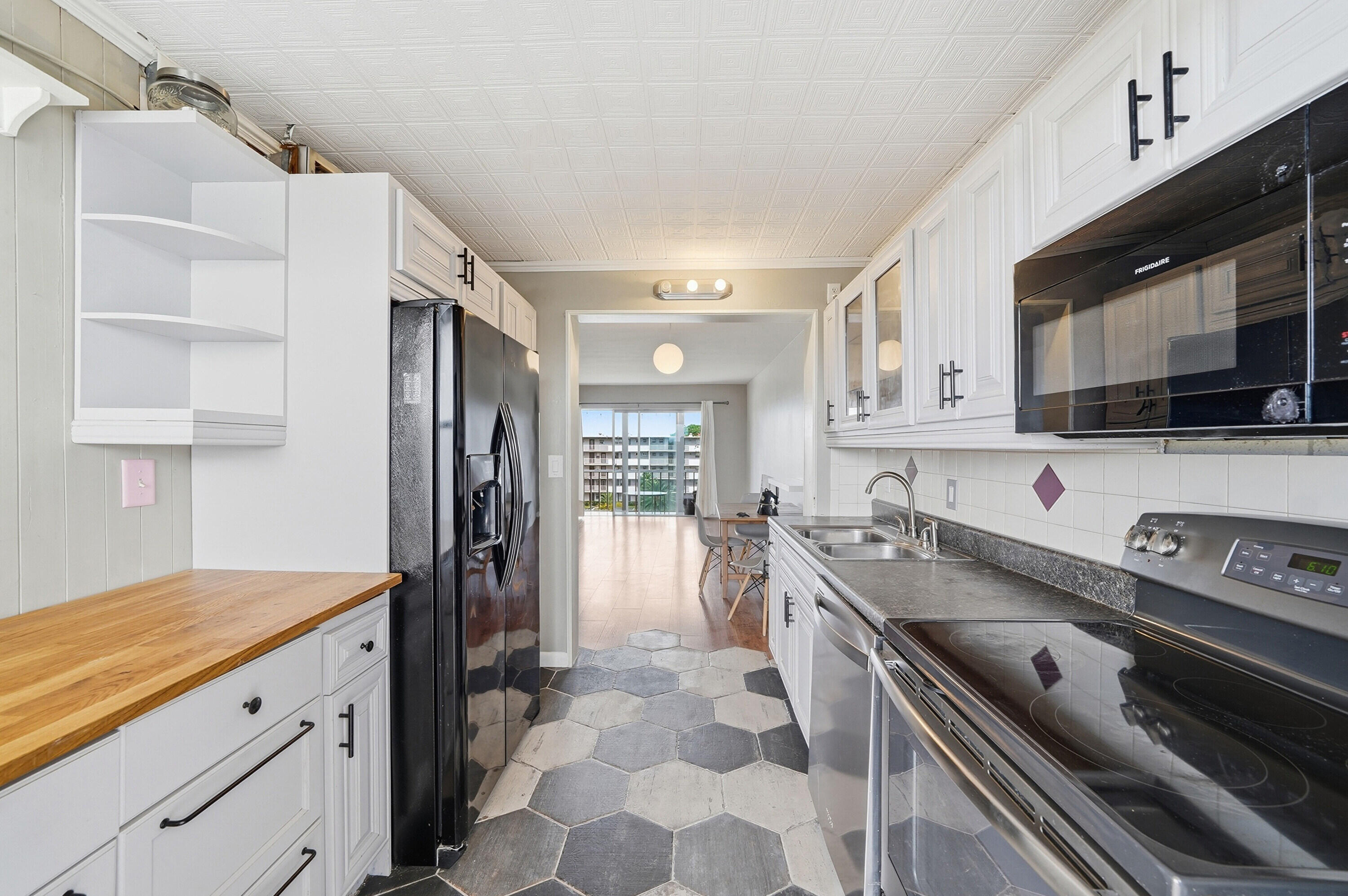 HILLCREST COUNTRY CLUB APTS - Residential Lease