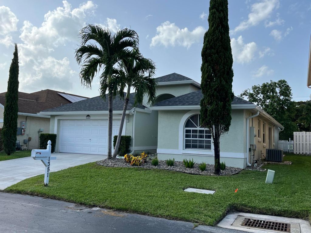 Photo of 1351 Fairfax Circle E, Boynton Beach, FL 33436 (MLS # R11038700)