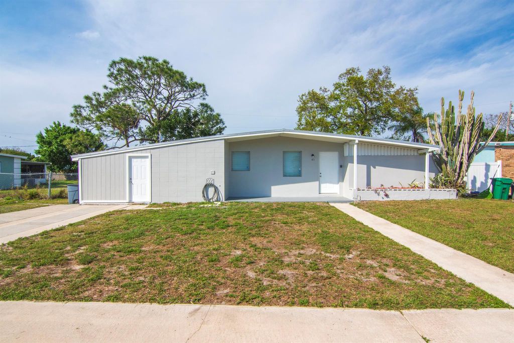 Photo of 181 SE Bonita Court, Port St Lucie, FL 34983 (MLS # R11068733)