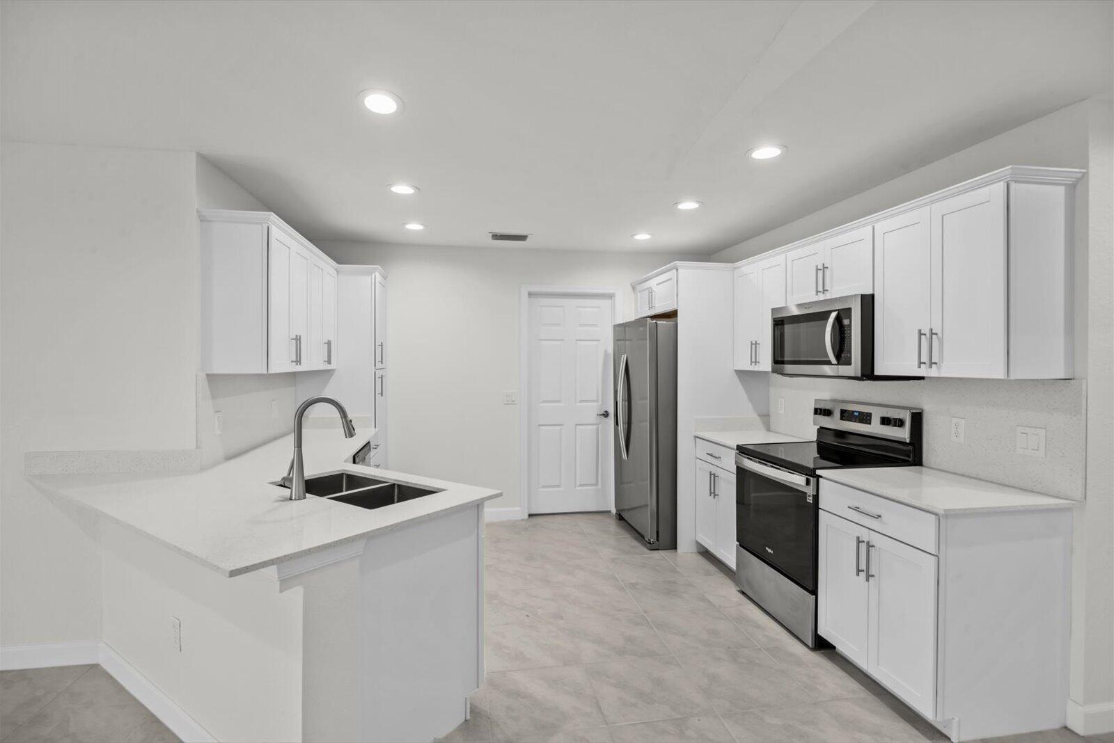 SPANISH LAKES - Residential