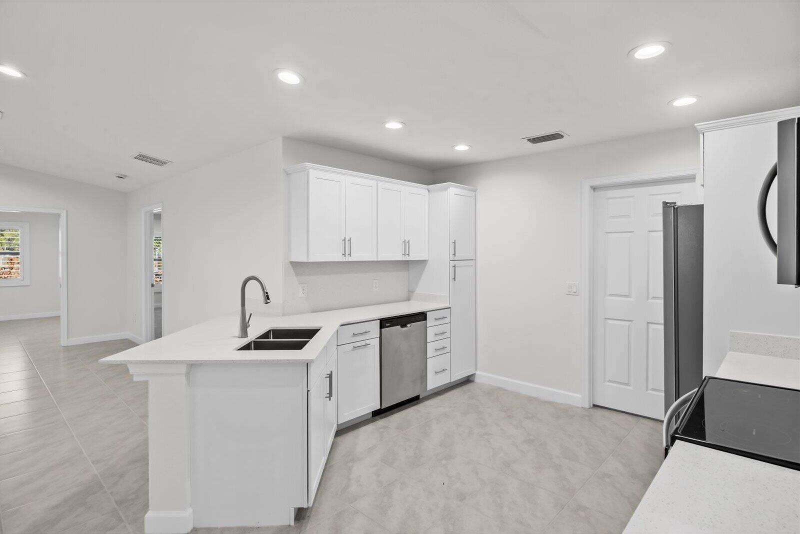 SPANISH LAKES - Residential