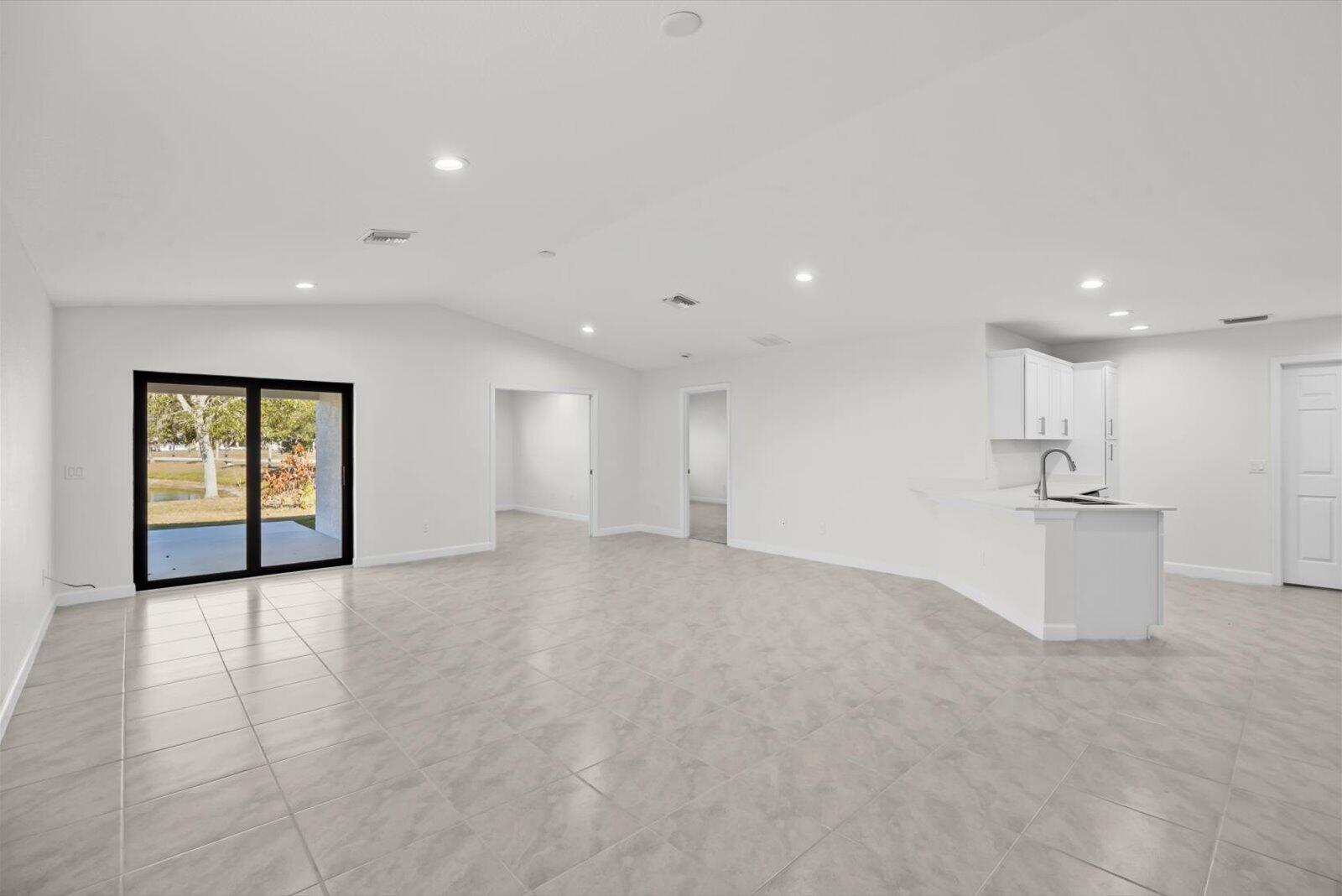 SPANISH LAKES - Residential