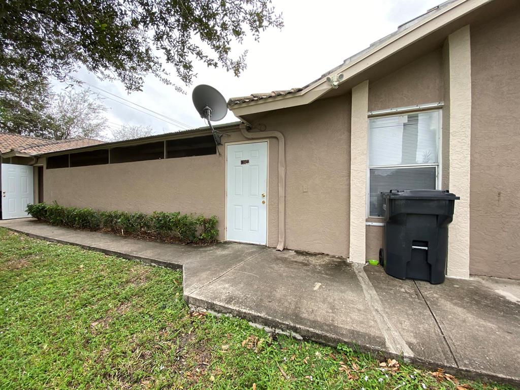 4 Bedroom 2 bath home with a loft in the center of wellington . Nicely updated with new kitchen cabinets and refinished bathrooms, conveniently located walking distance to New horizons elementary , very close to shopping and the Wellington mall and everything Wellington has to offer.