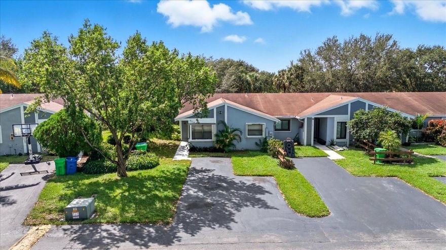 Welcome to Redbridge! This  unit offers a spacious layout with 3 bedrooms and 2 bathrooms, plus the convenience of an in-unit washer/dryer. Enjoy a private patio, plenty of parking, and access to the community pool. Prime location near highways, shops, and restaurants.