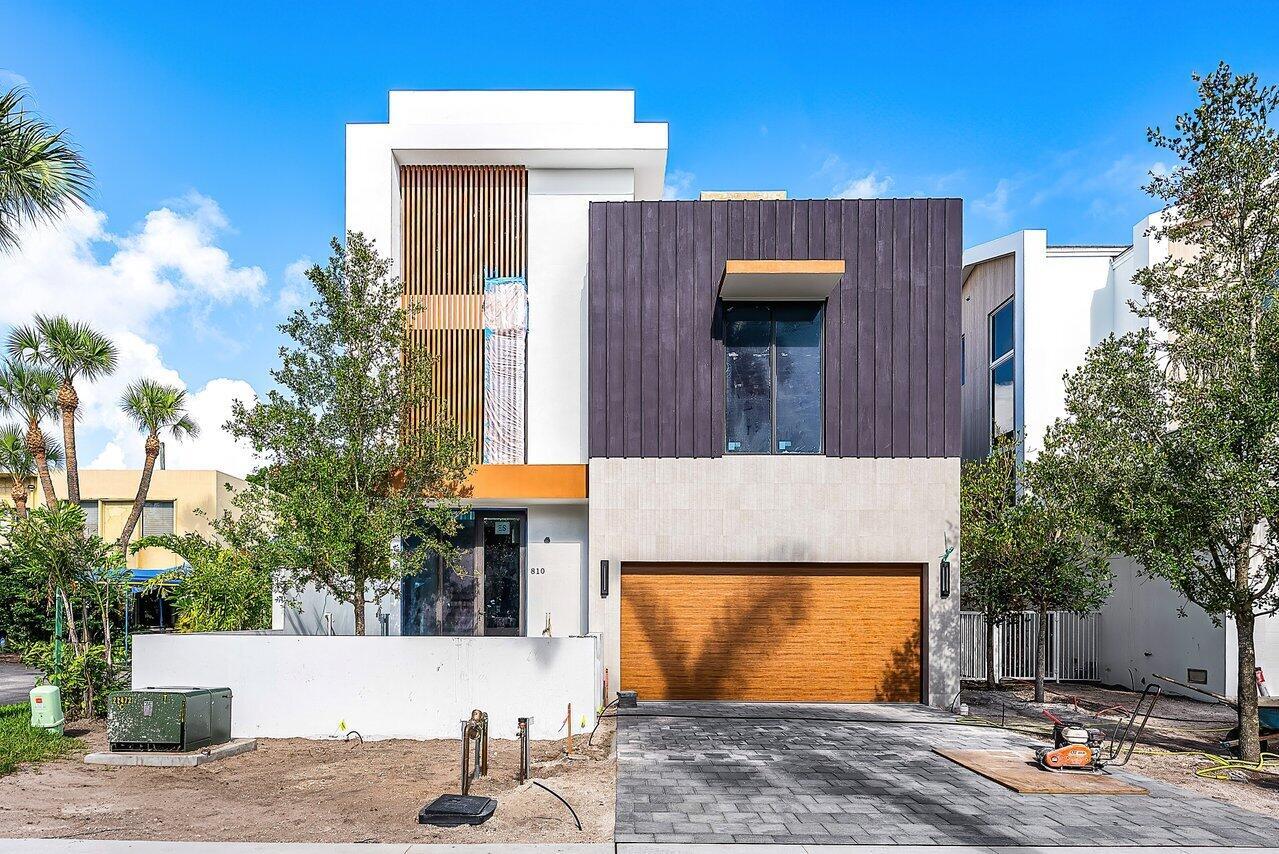 810 Palm Trail
