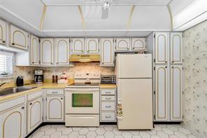 HOLLYBROOK GOLF AND TENNI - Residential