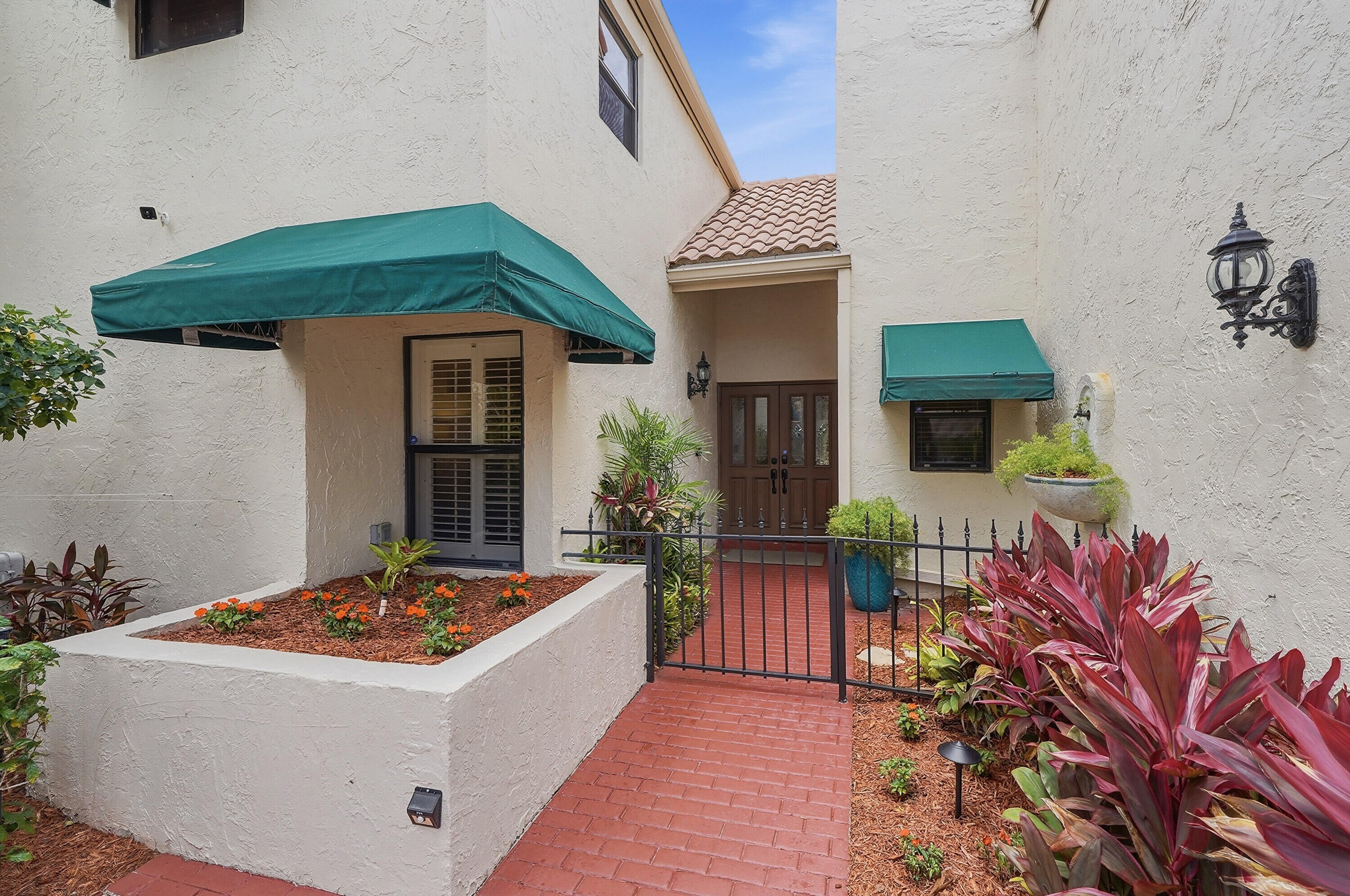 L AMBIANCE OF VIA VERDE - Residential