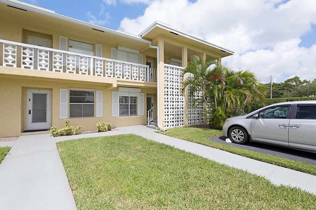Photo of 1001 Flame Vine Avenue #104, Delray Beach, FL 33445 (MLS # R10740028)