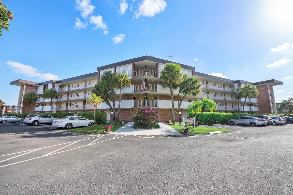 LAUDERDALE OAKS - Residential