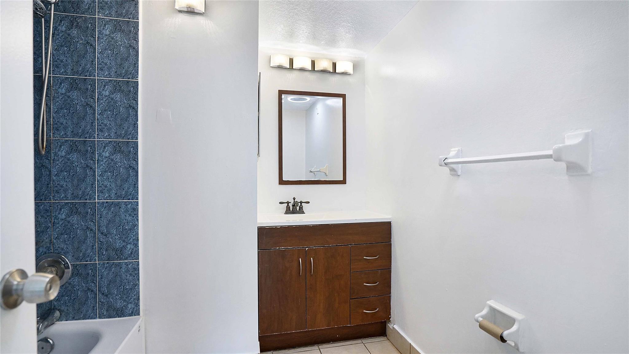 OAKLAND SHORES - Residential Lease