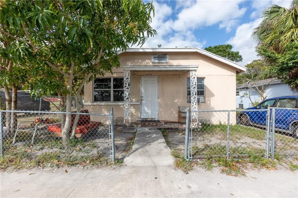 Photo of 509 N 19th St, Fort Pierce, FL 34950 (MLS # F10367000)