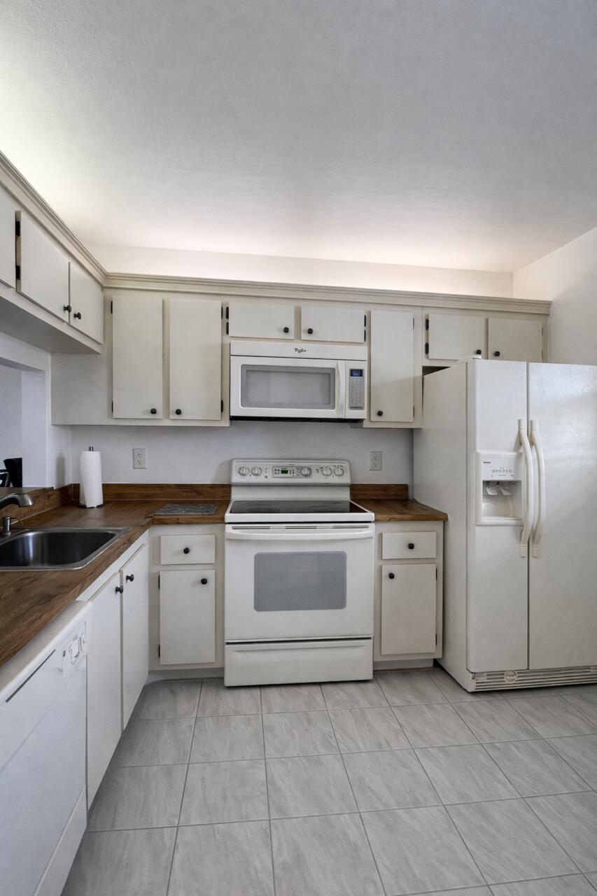 LUCERNE LAKES GOLF COLONY CONDS 1 THRU 12 & 14 - Residential Lease