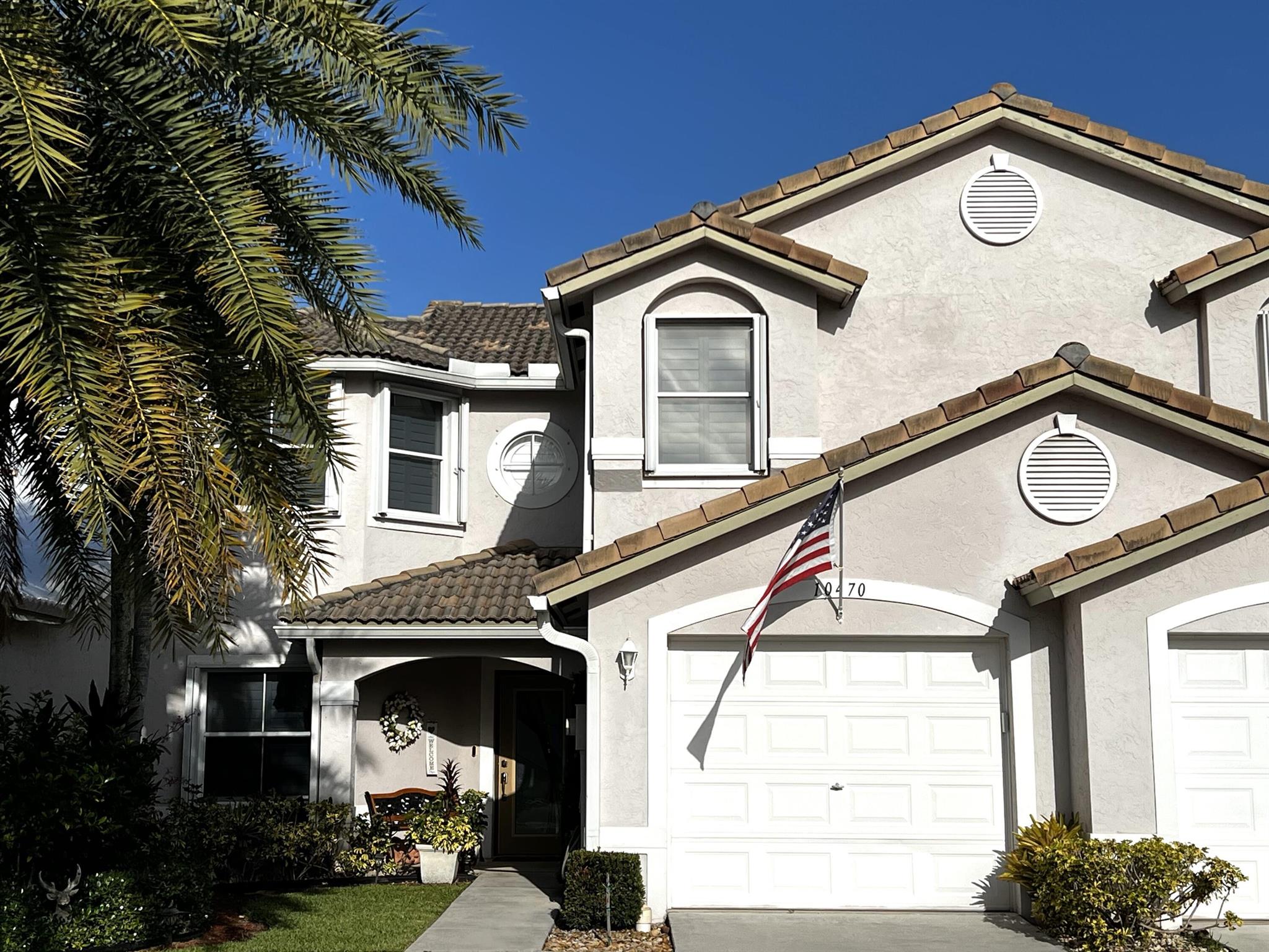 Charming well appointed townhouse available for seasonal lease with 3 bedrooms, 2.5 bathrooms, all appliances including washer & dryer. Master on ground level with king bed, bedroom 2 upper level with queen bed and bedroom 3 upper level with single day bed. One car attached garage & 2 car driveway. Screened patio with lake view. Community amenities and gated entry. No smoking in unit.