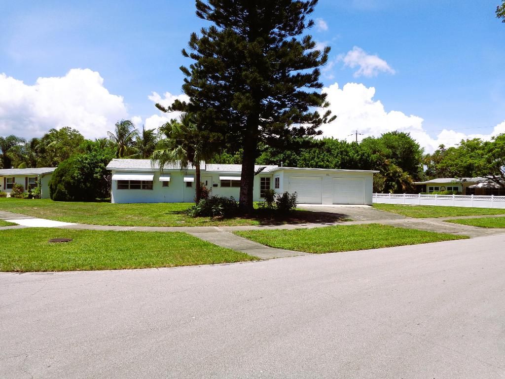 Photo of 800 Alamanda Drive, North Palm Beach, FL 33408 (MLS # R11120506)