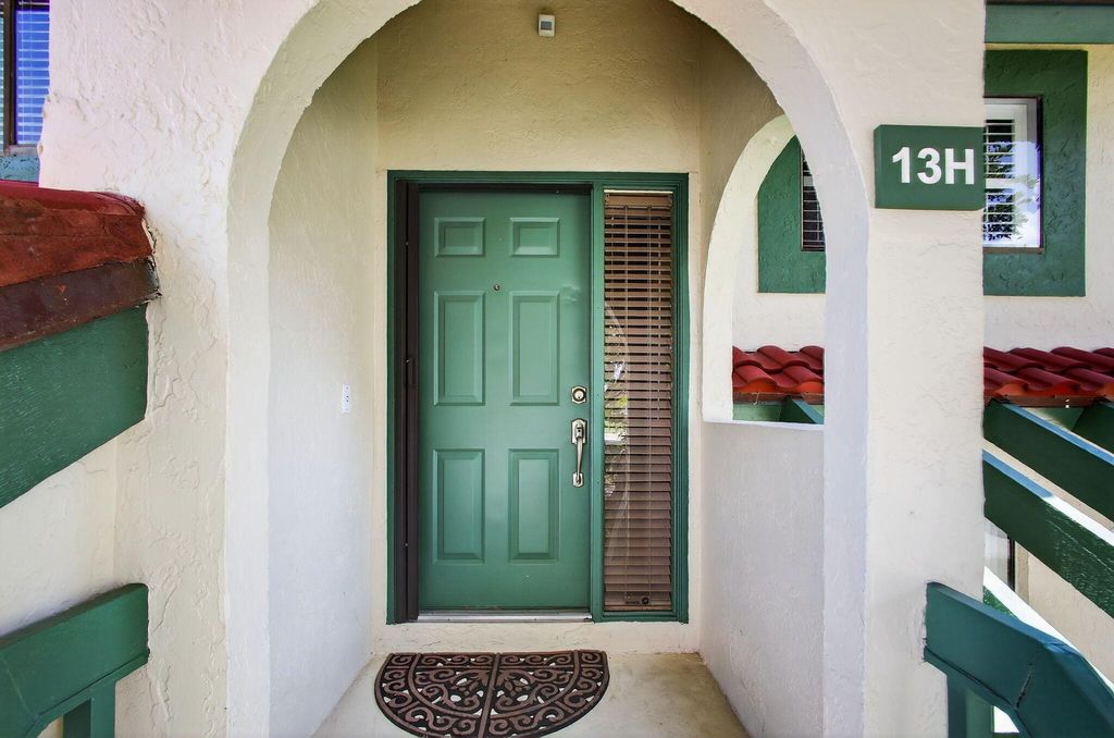 Photo of 13 Lexington Lane E #H, Palm Beach Gardens, FL 33418 (MLS # R11116116)